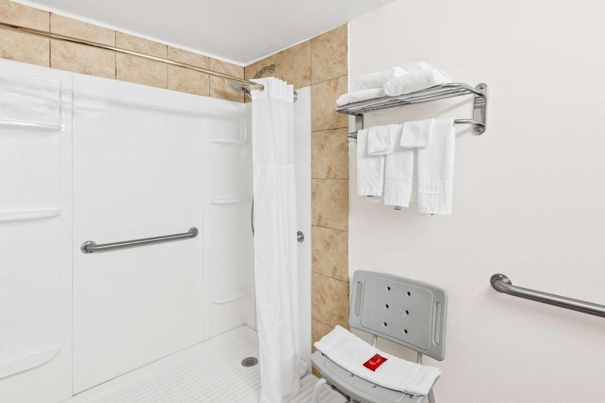 King Suite with Sofa Bed and Bath Tub - Disability Access/Non-Smoking