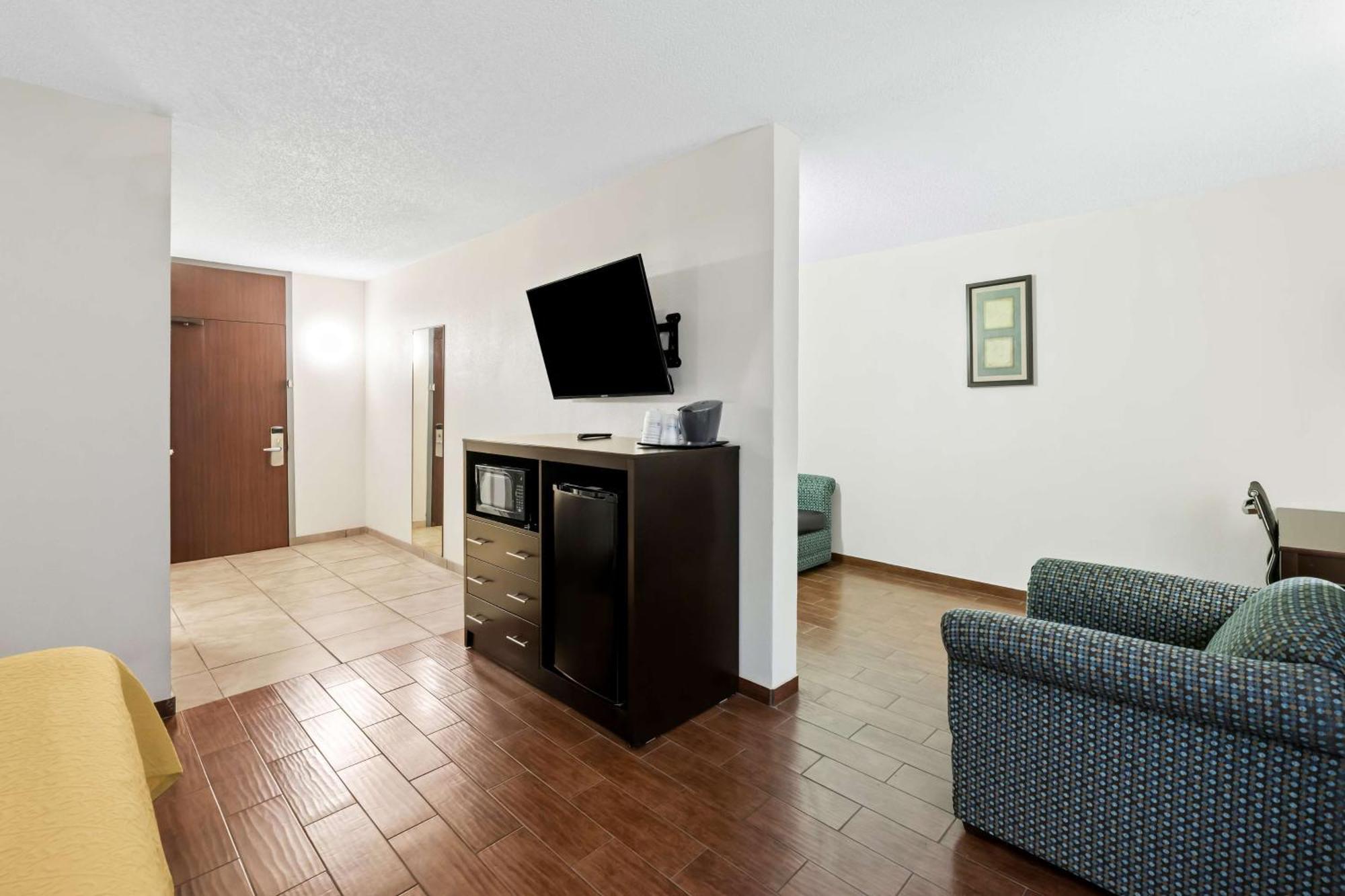 King Room Bath Tub Disability Access or Non-Smoking