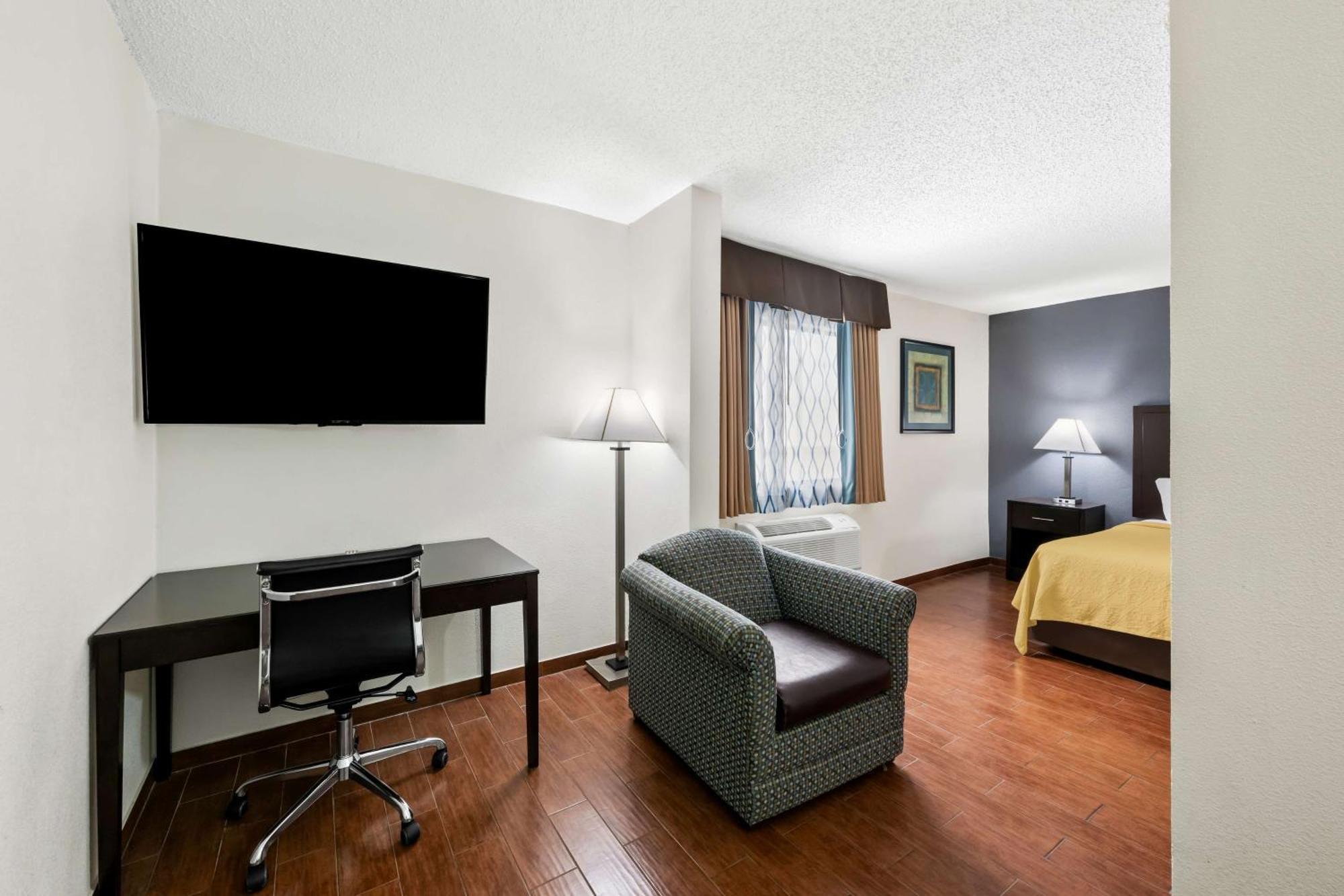 King Suite Sofa Bed Bath Tub Disability Access or Non-Smoking