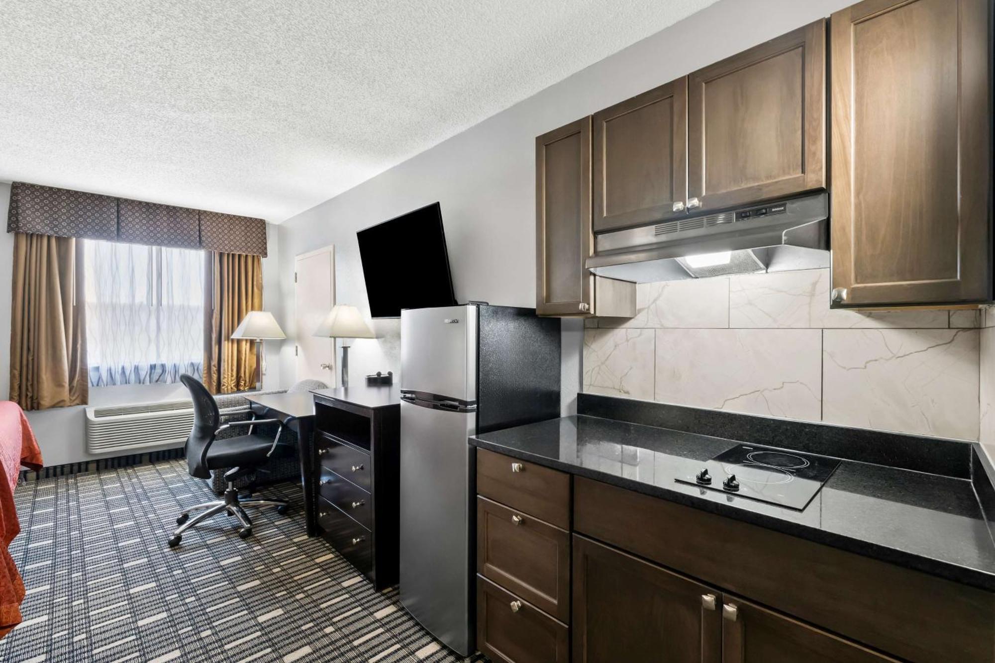Queen Room Two Queen Beds Kitchenette