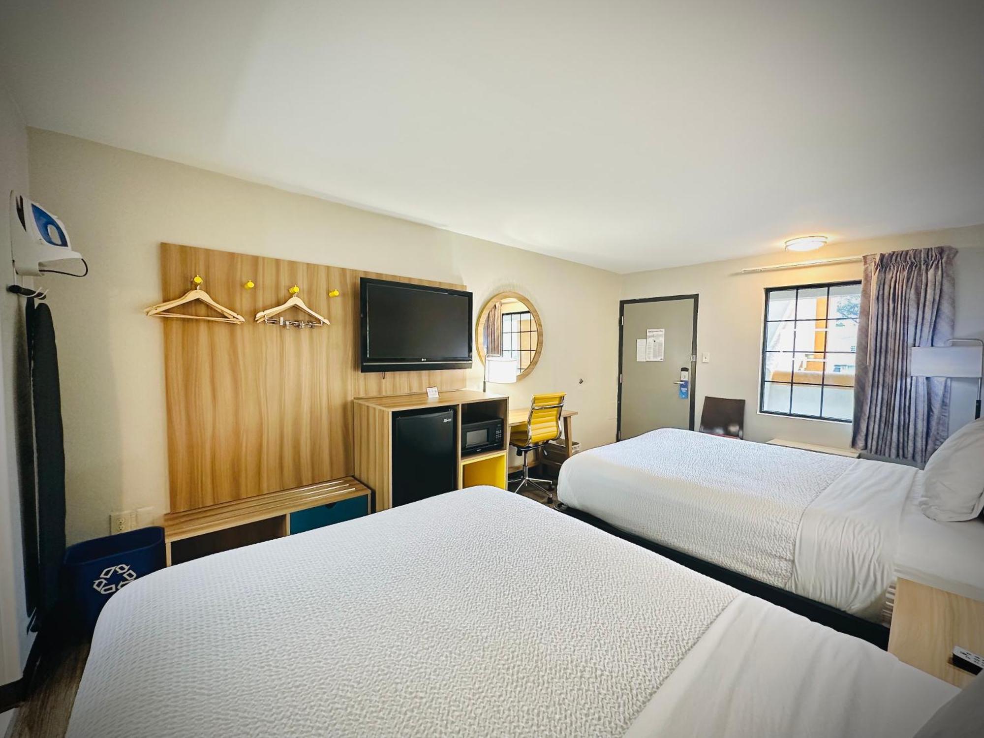 Queen Room Two Queen Beds Non-Smoking
