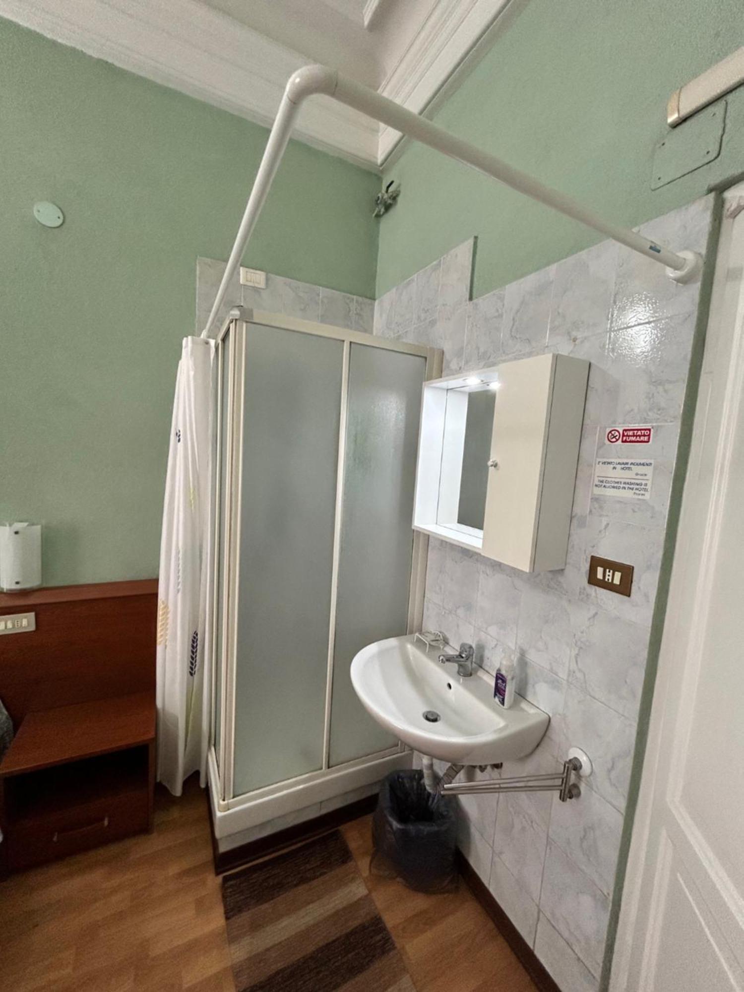 Comfort Triple Room Shower