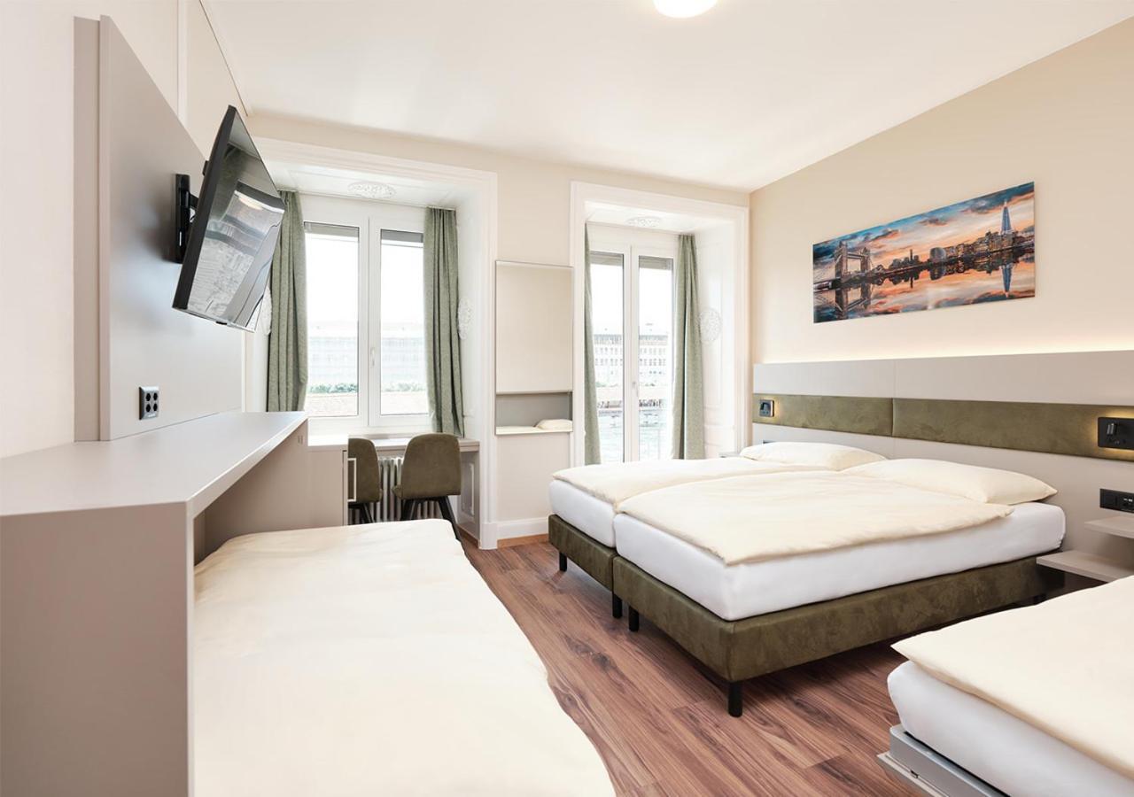 Comfort Twin Room facing the Chapel Bridge