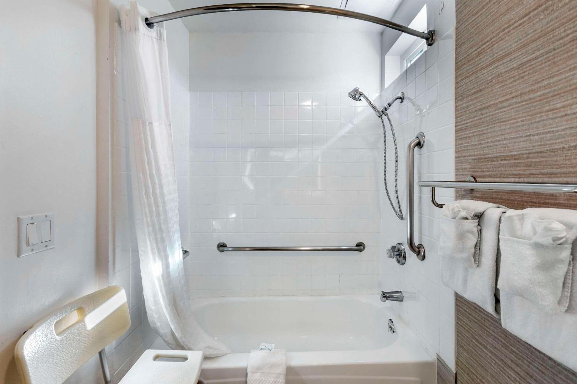 Accessible Room 1 Queen Bed Tub Non Smoking