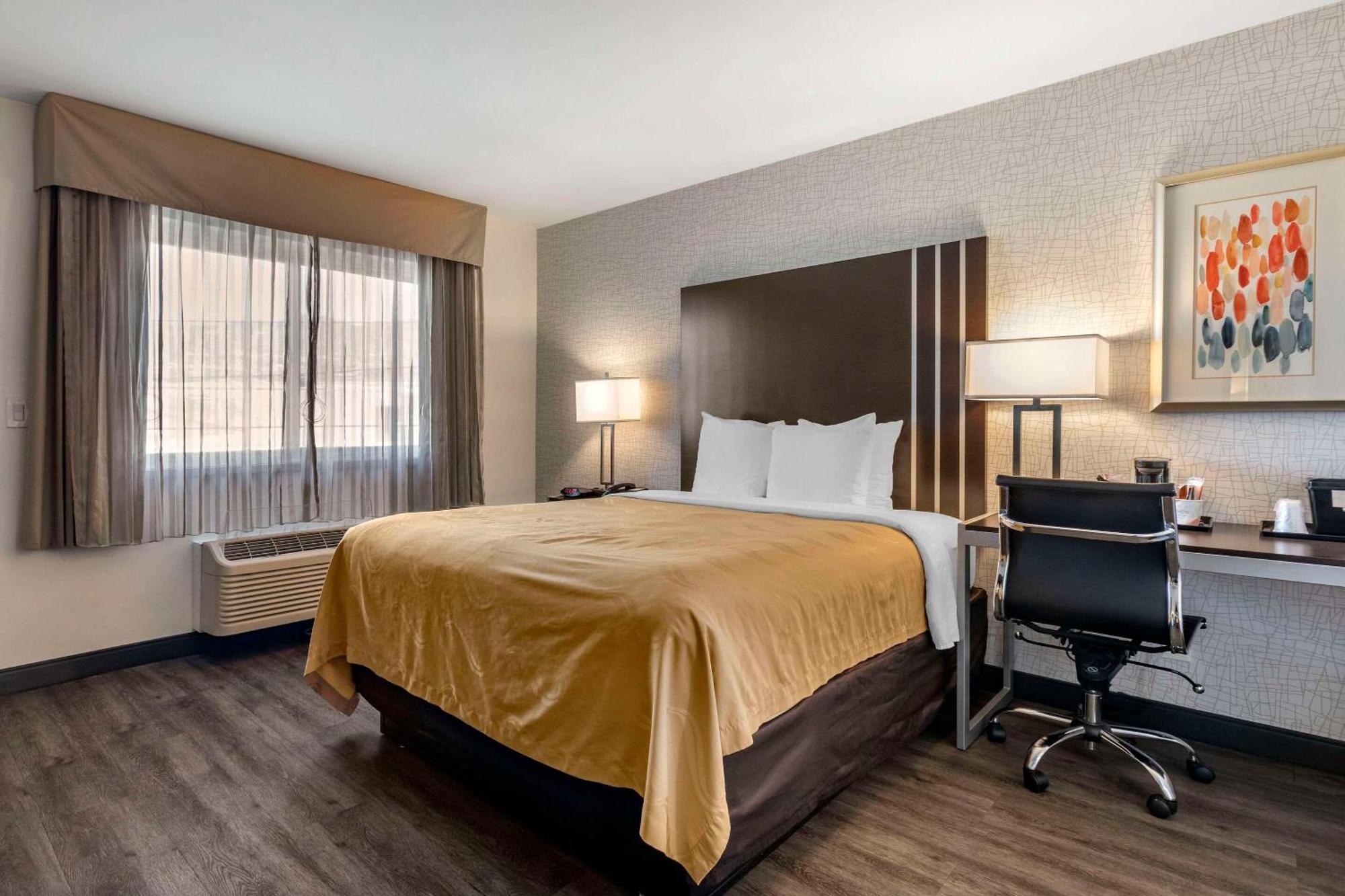 Accessible Room 1 Queen Bed Tub Non Smoking