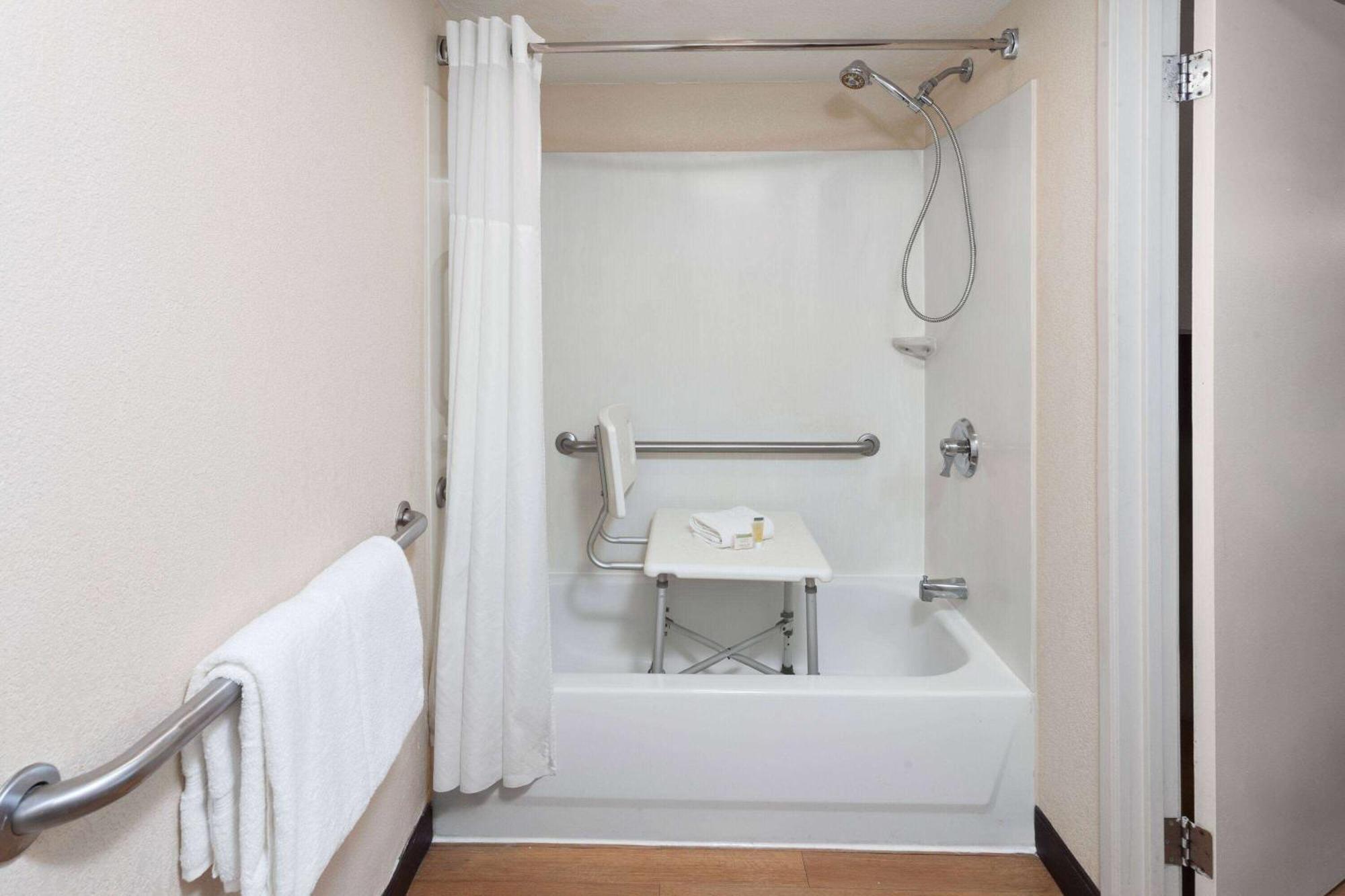 King Room Mobility Access Bathtub Grab Bars Non-Smoking