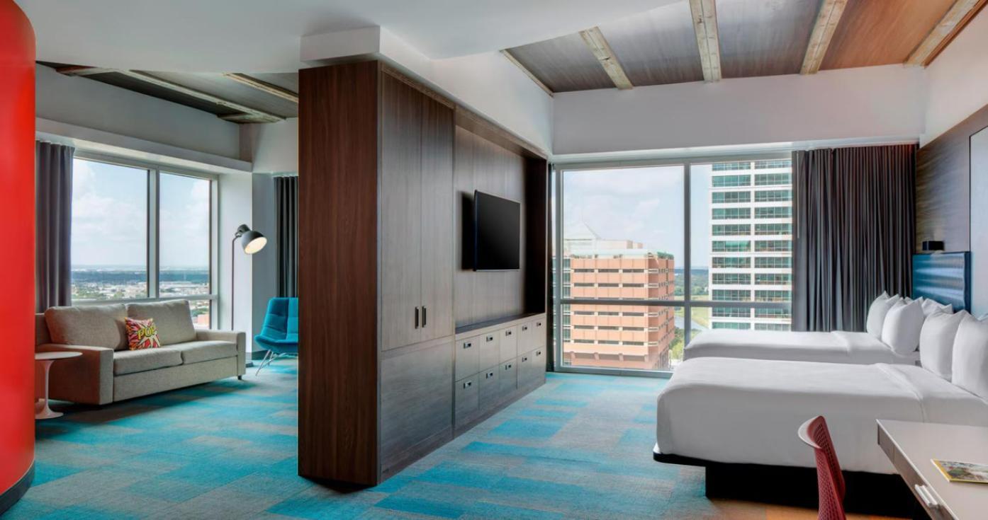 Ultra Savvy, Suite, 2 Queen, Sofa bed, Corner room