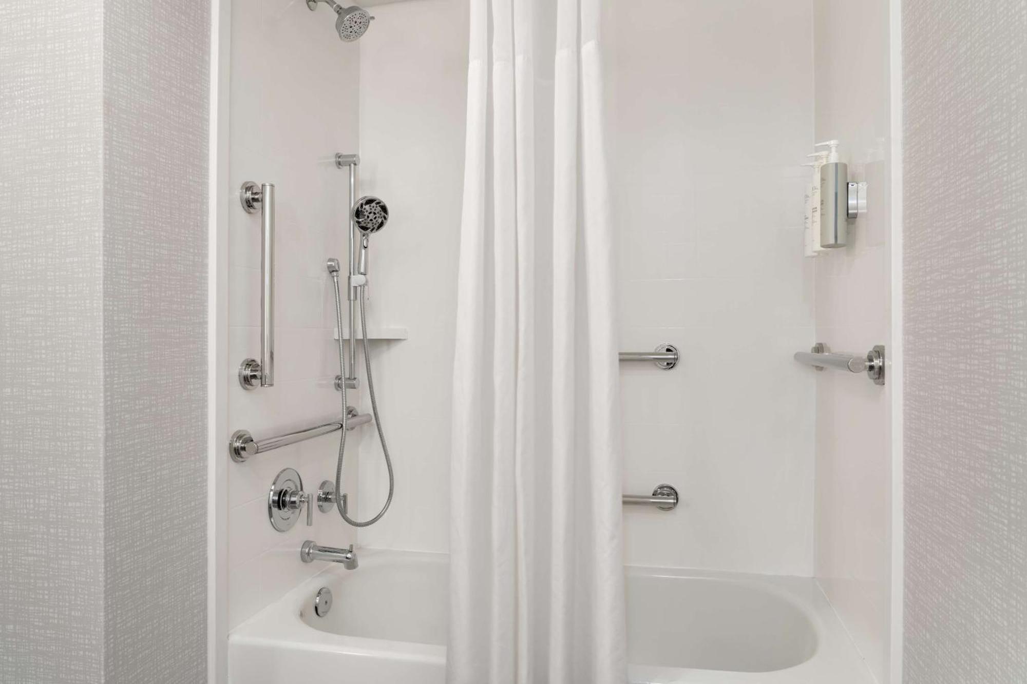 King Room - Mobility Access/Non-Smoking