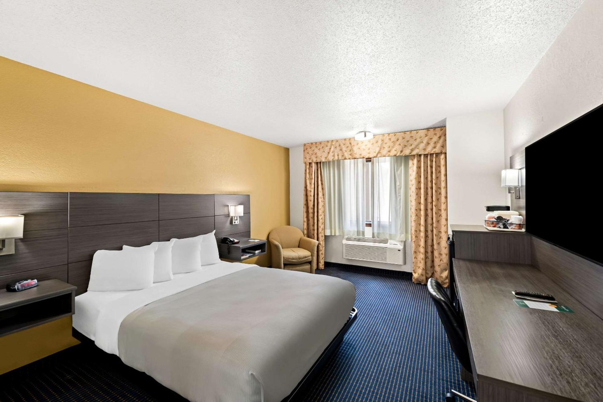 Queen Room Accessible or Nonsmoking