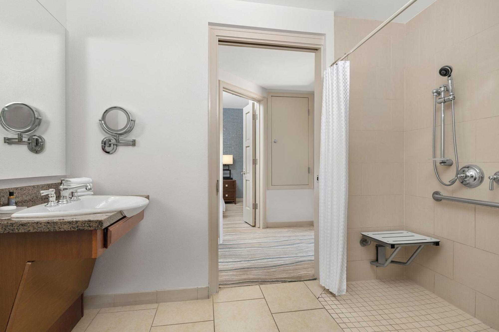 One-Bedroom Villa Balcony Whirlpool
