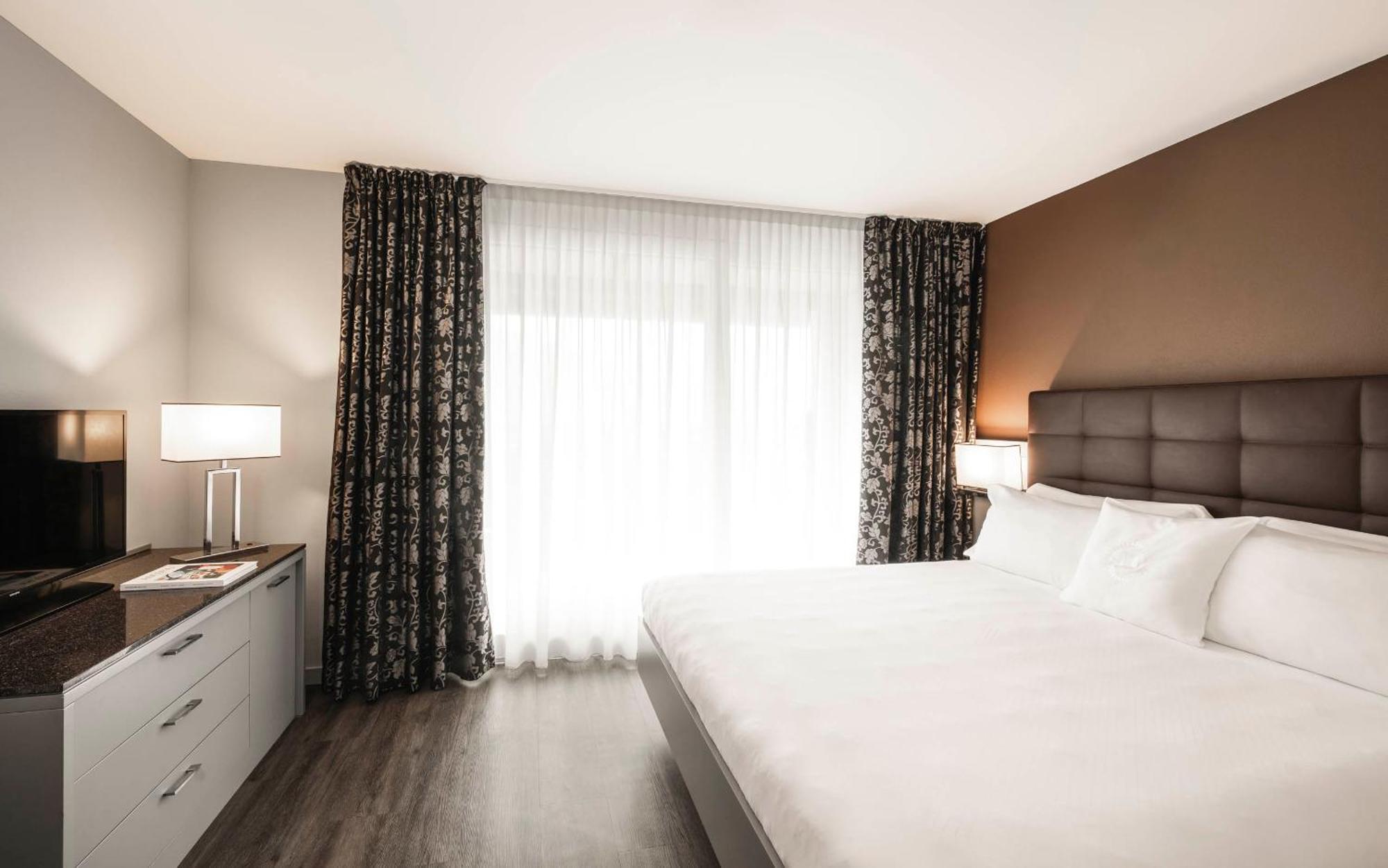 Suite with Balcony and Lake View,1615645095:JPEG