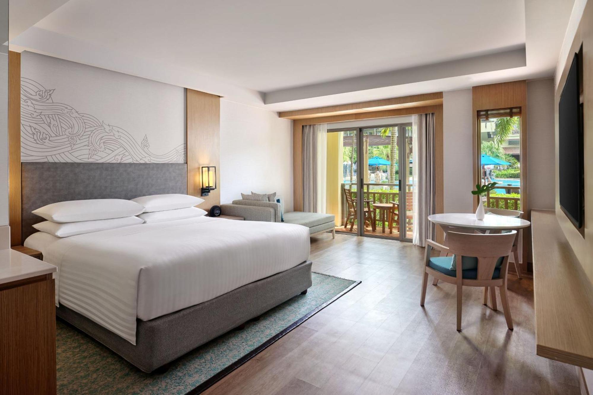 Larger Guest room 1 King Pool view Terrace