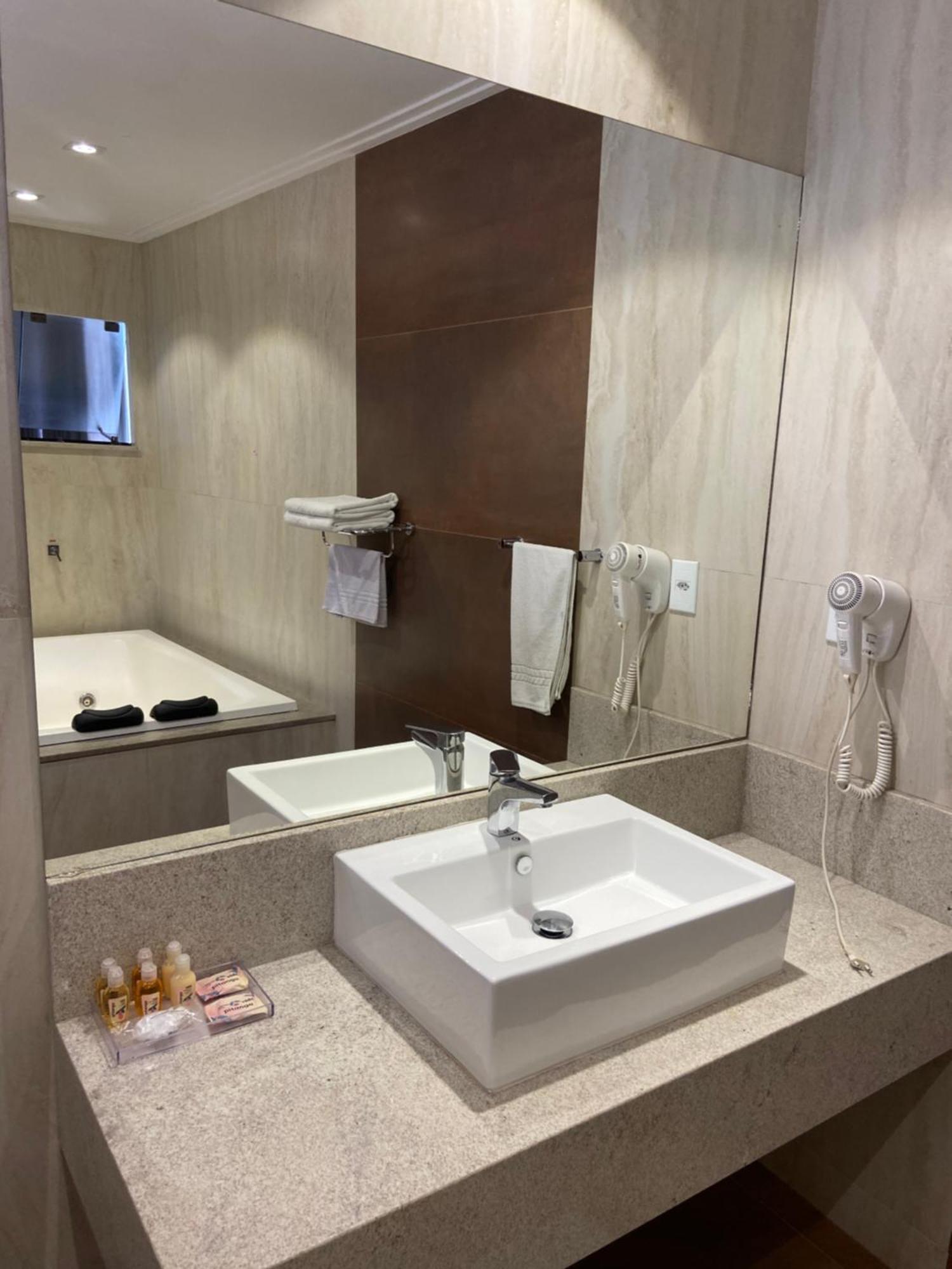 Deluxe Suite Spa Bath