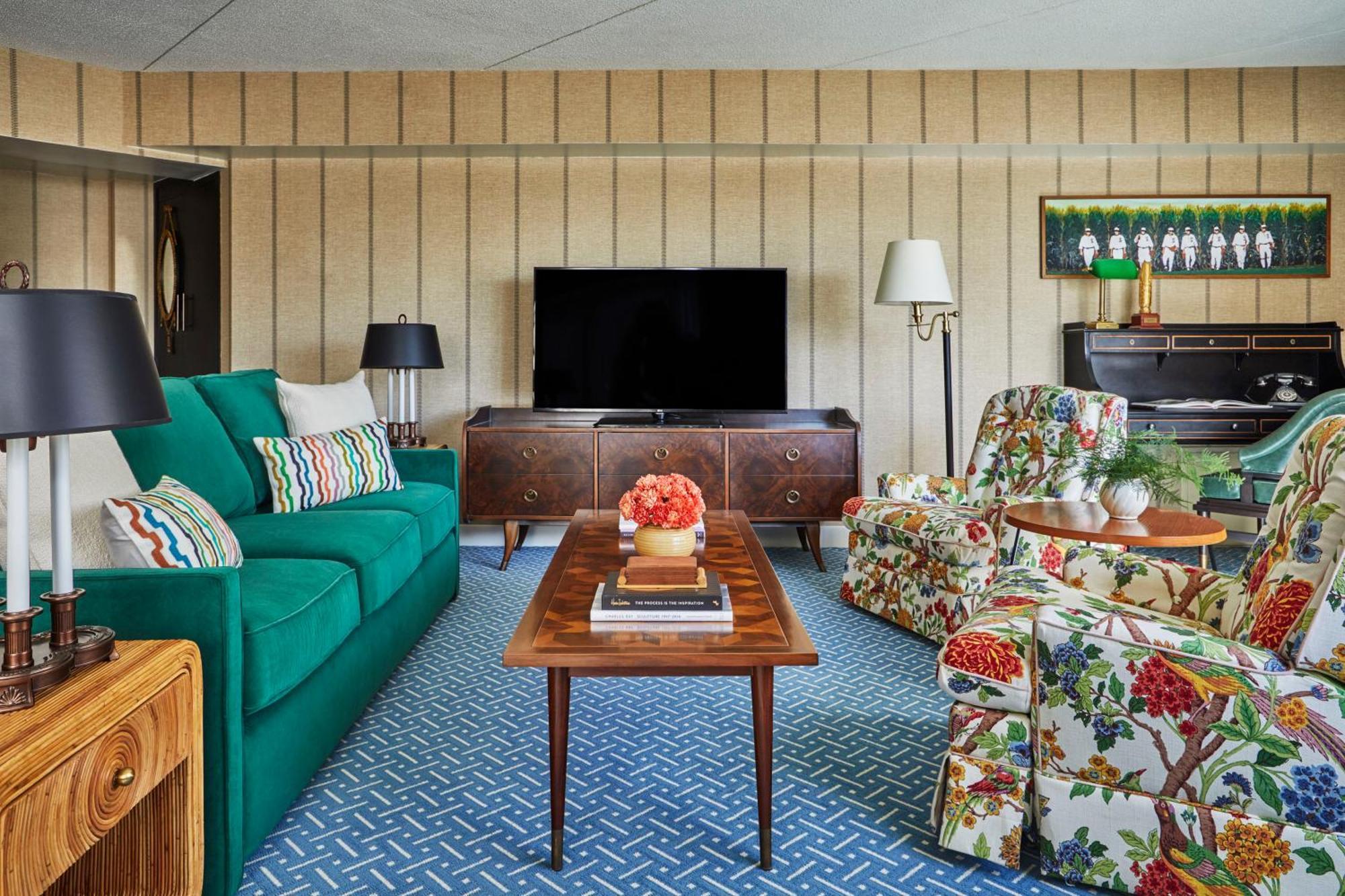 Graduate King Suite,1616422063:JPEG