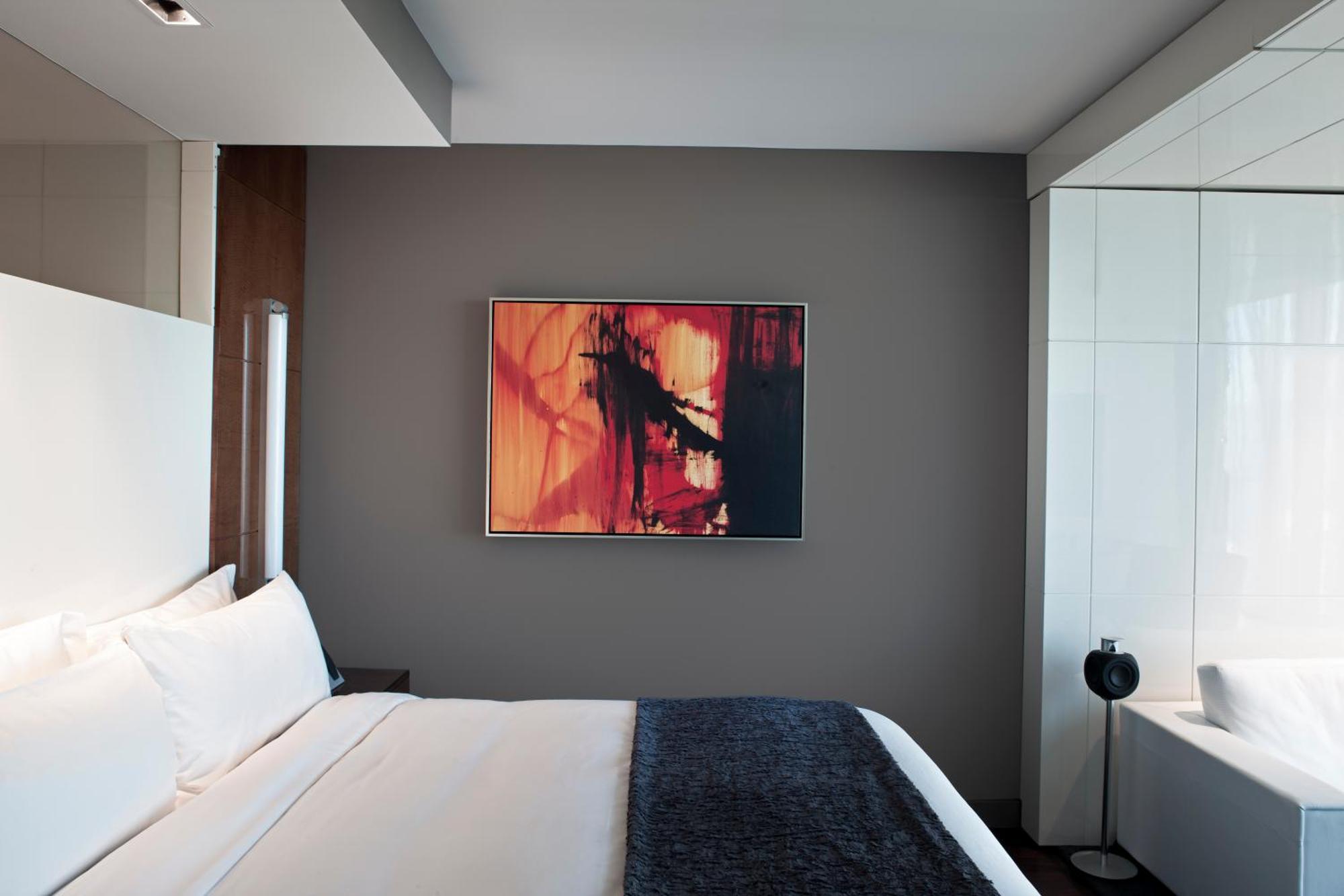 Zimmer Rockwell mit Kingsize-Bett und Stadtblick