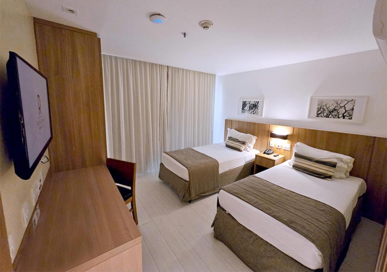 Quarto Superior com 2 Camas de Solteiro e Vista Lateral do Mar