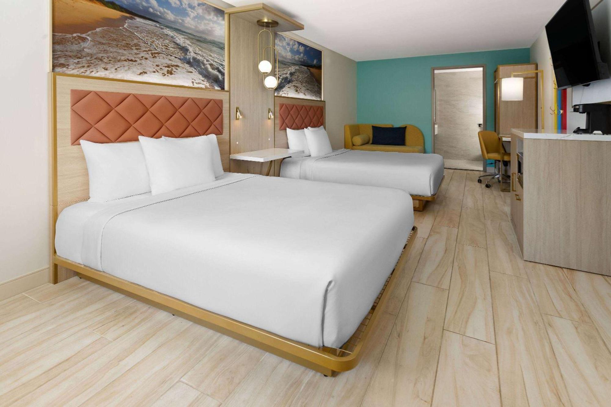 Queen Room Roll Shower Mobility or Hearing Access Non-Smoking