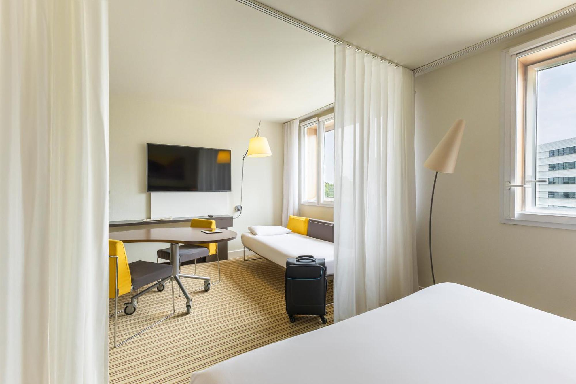 Queen-Size Bed Suite Single Bed