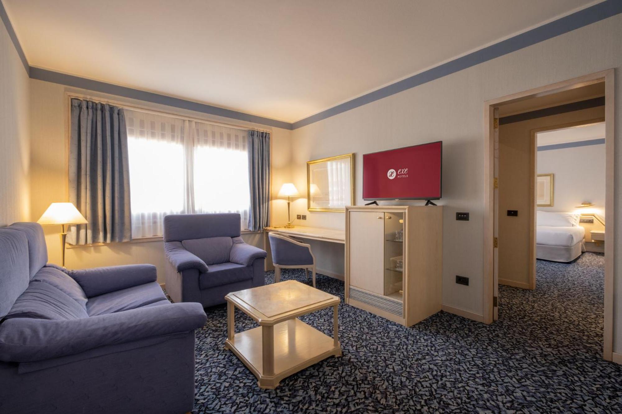 Double or Twin Room Living Room