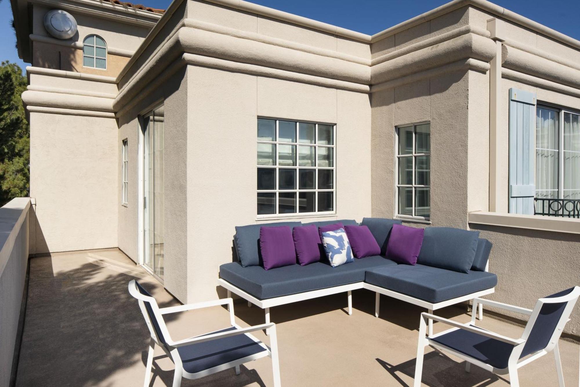 Suite 1 King Sofa bed Courtyard view Top floor Balcony