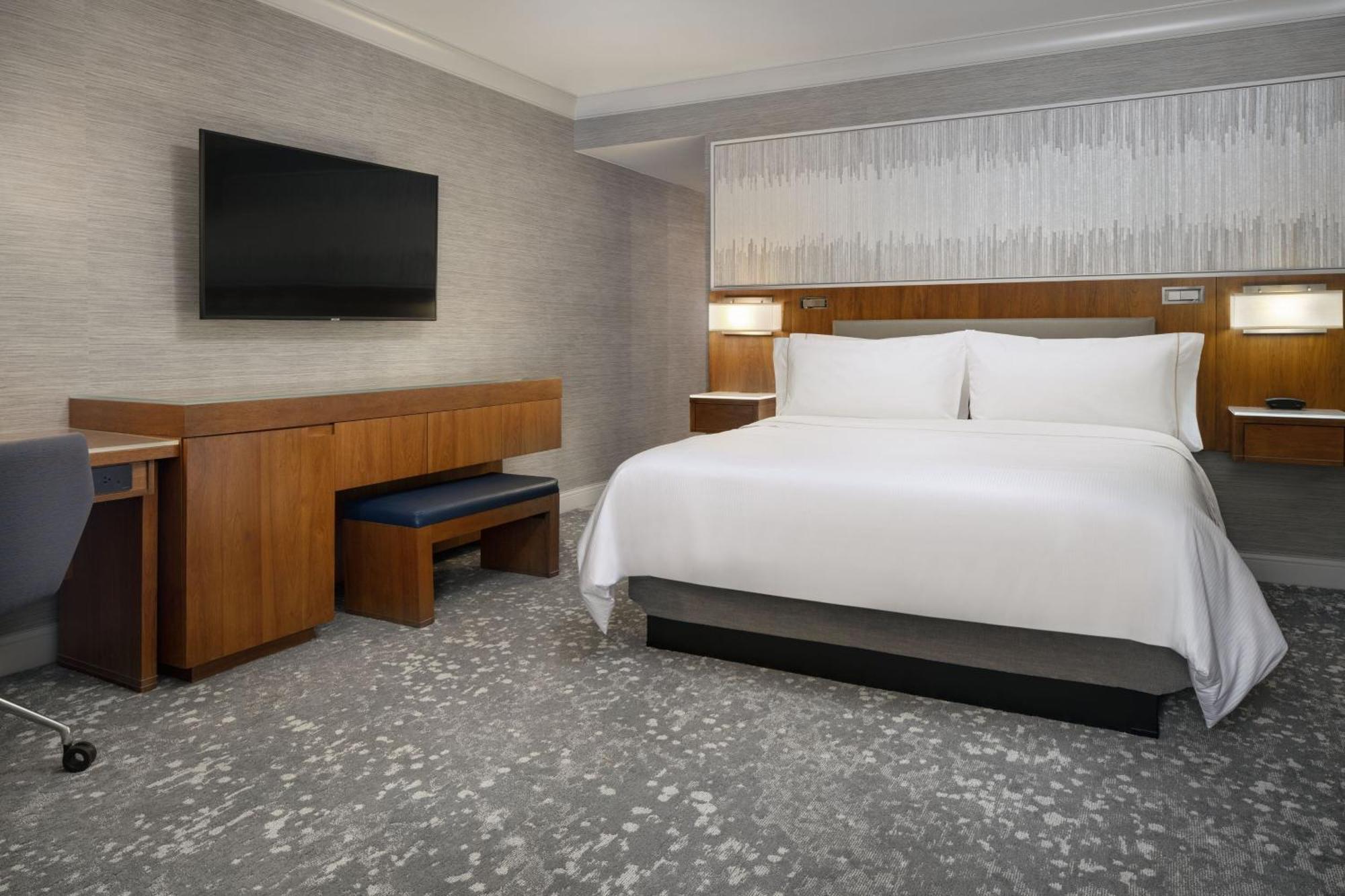 Guest room, 1 King, Courtyard view