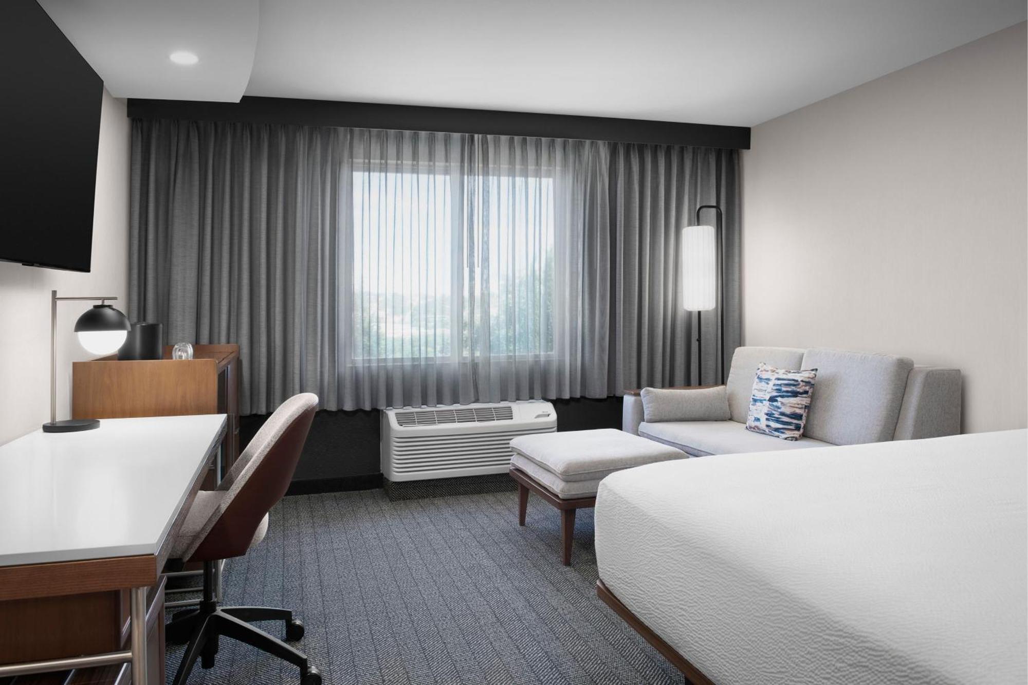 King Room Bathtub Mobility Access or Hearing Accessible