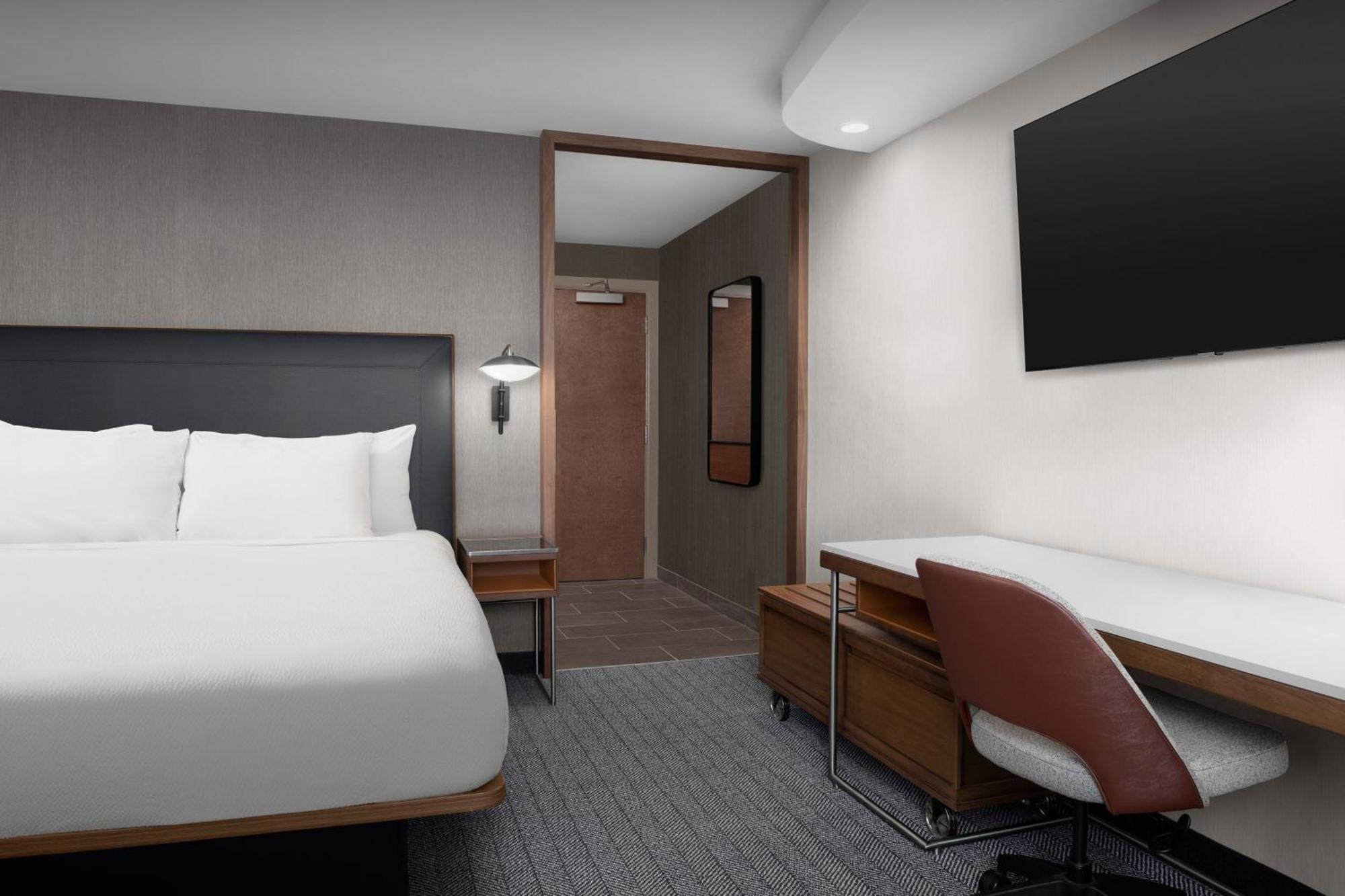 King Room Bathtub Mobility Access or Hearing Accessible