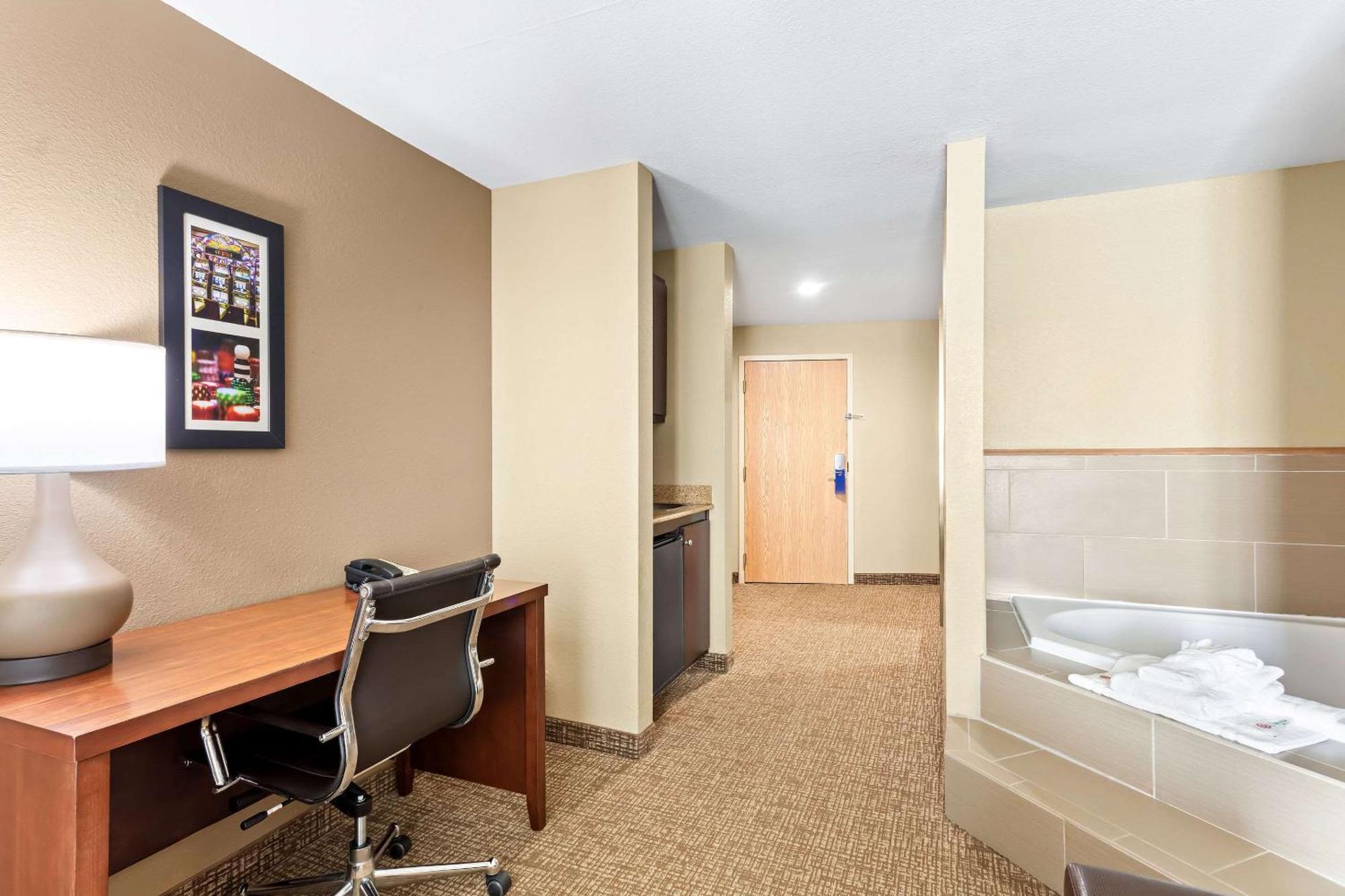 One Room Suite with Whirlpool - Non Smoking