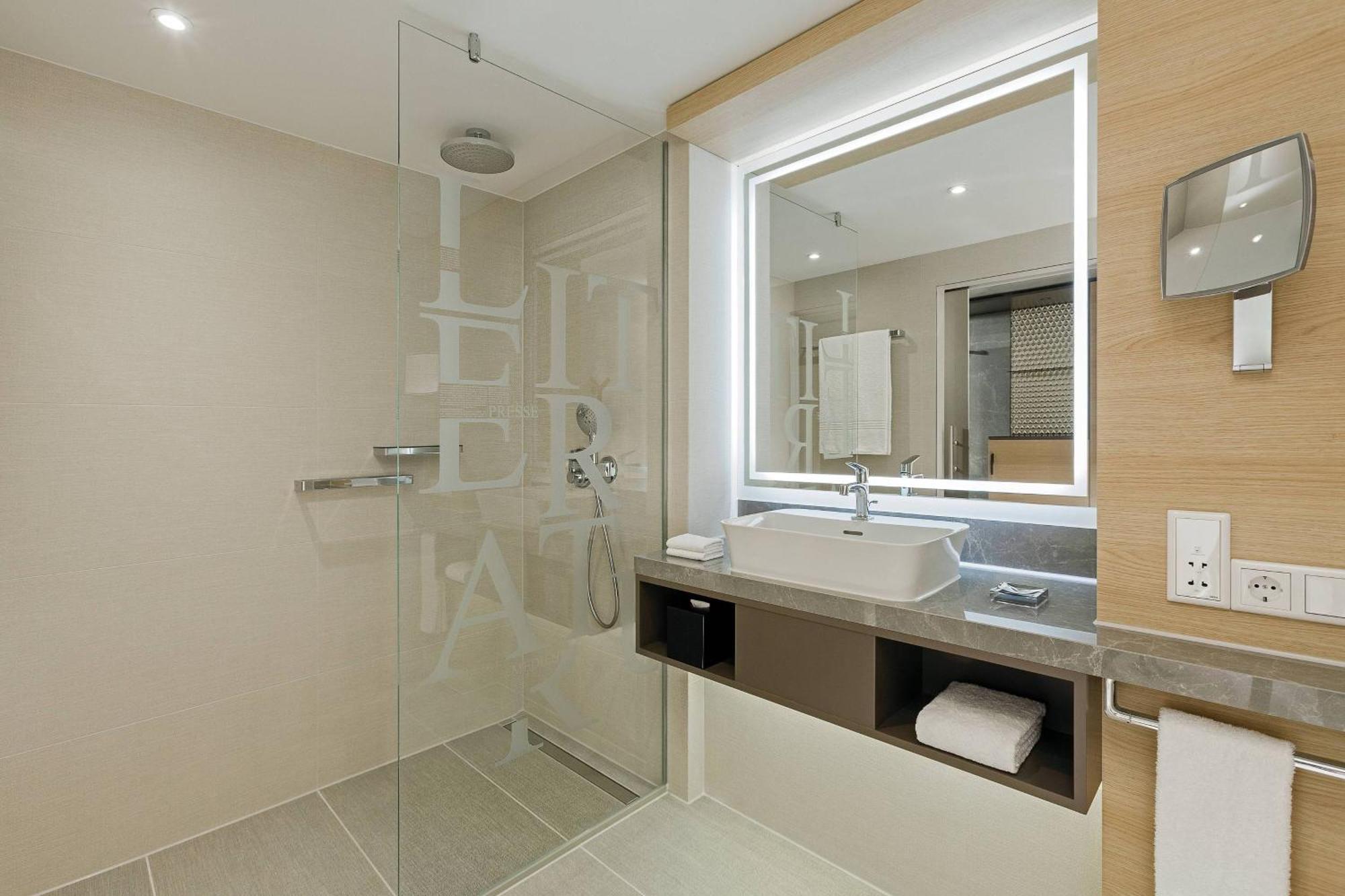 Executive M Club lounge access Guest room 1 King