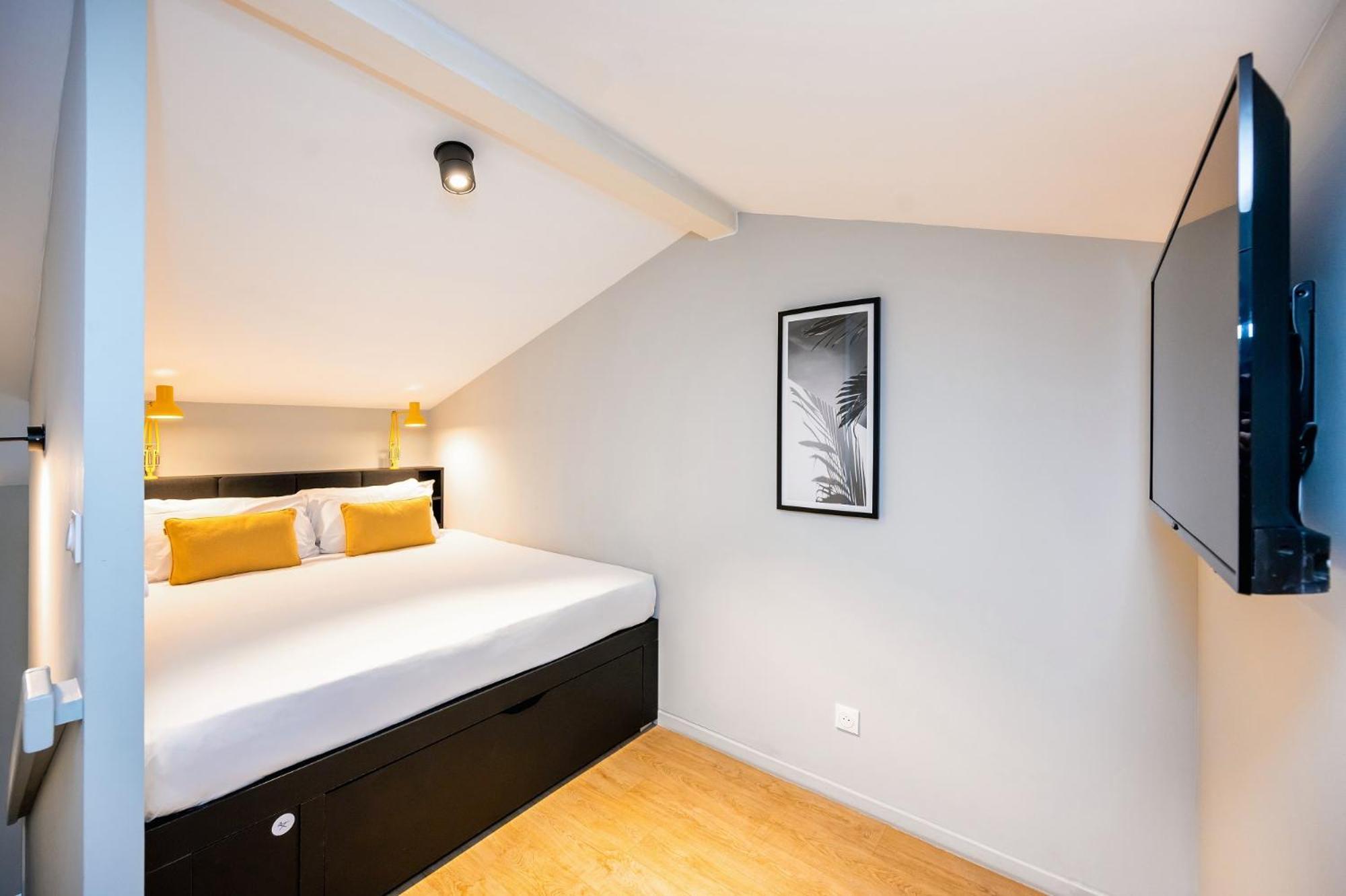 Studio Sleeps 2