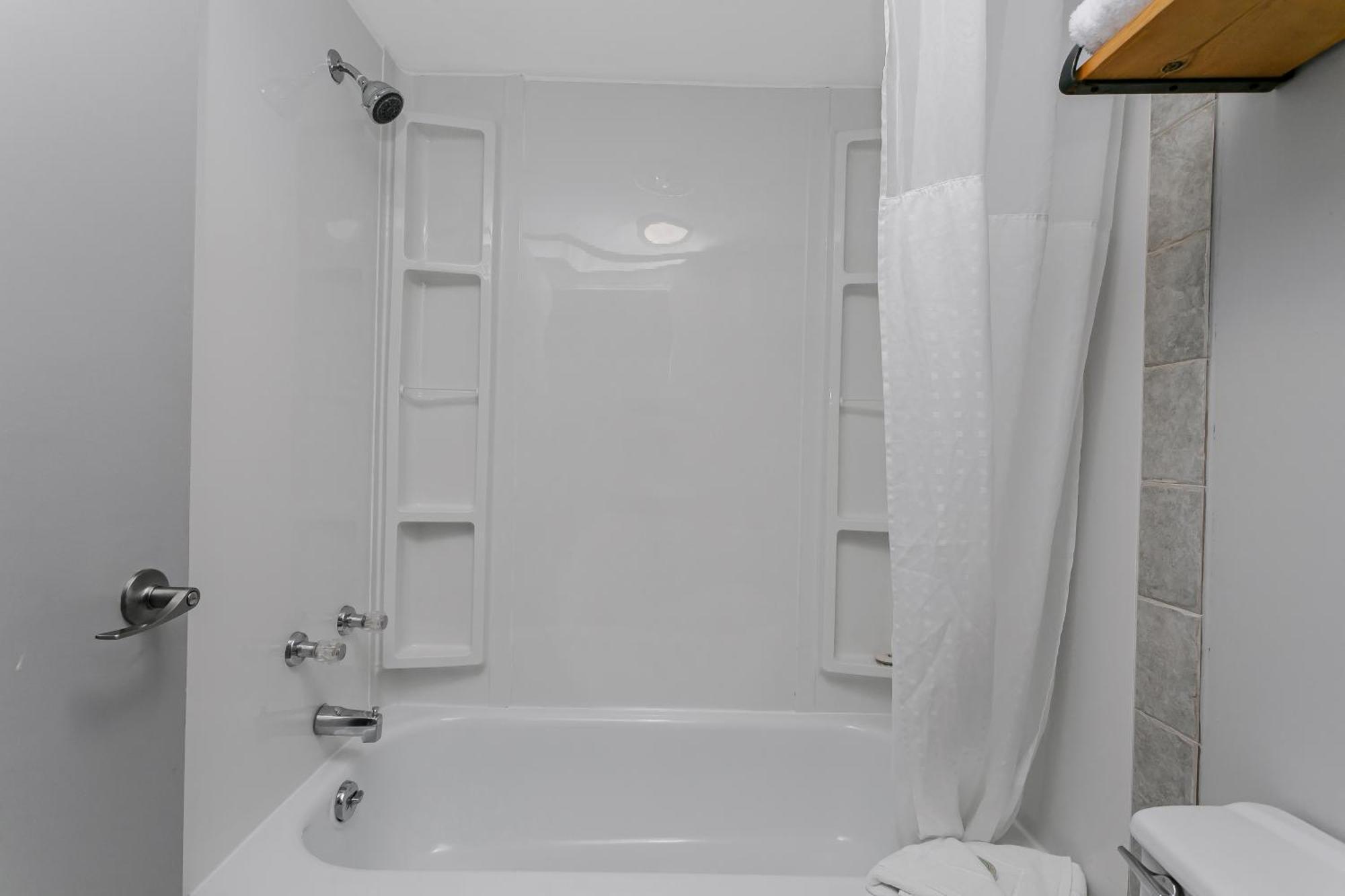 Standard Room Queen Bed