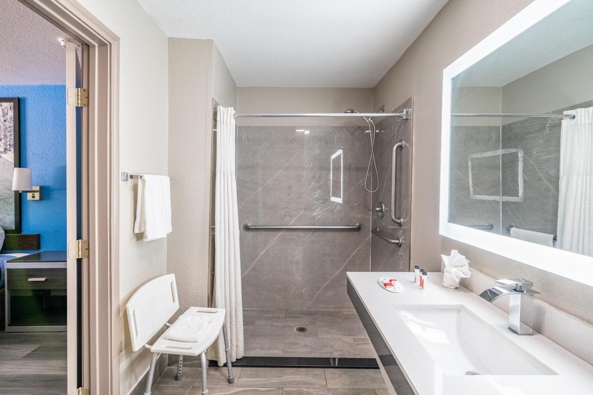 King Room Roll Shower Mobility or Hearing Accessible Non-Smoking