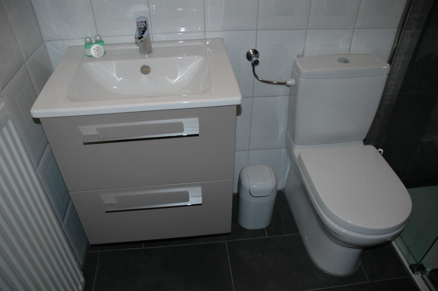 Kleines Zweibettzimmer