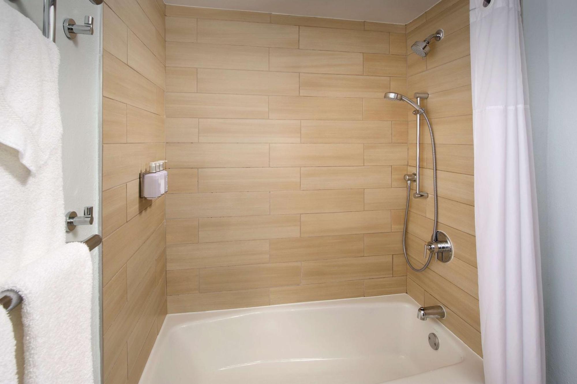 King Room with Bath Tub - Mobility Accessible/Non-Smoking