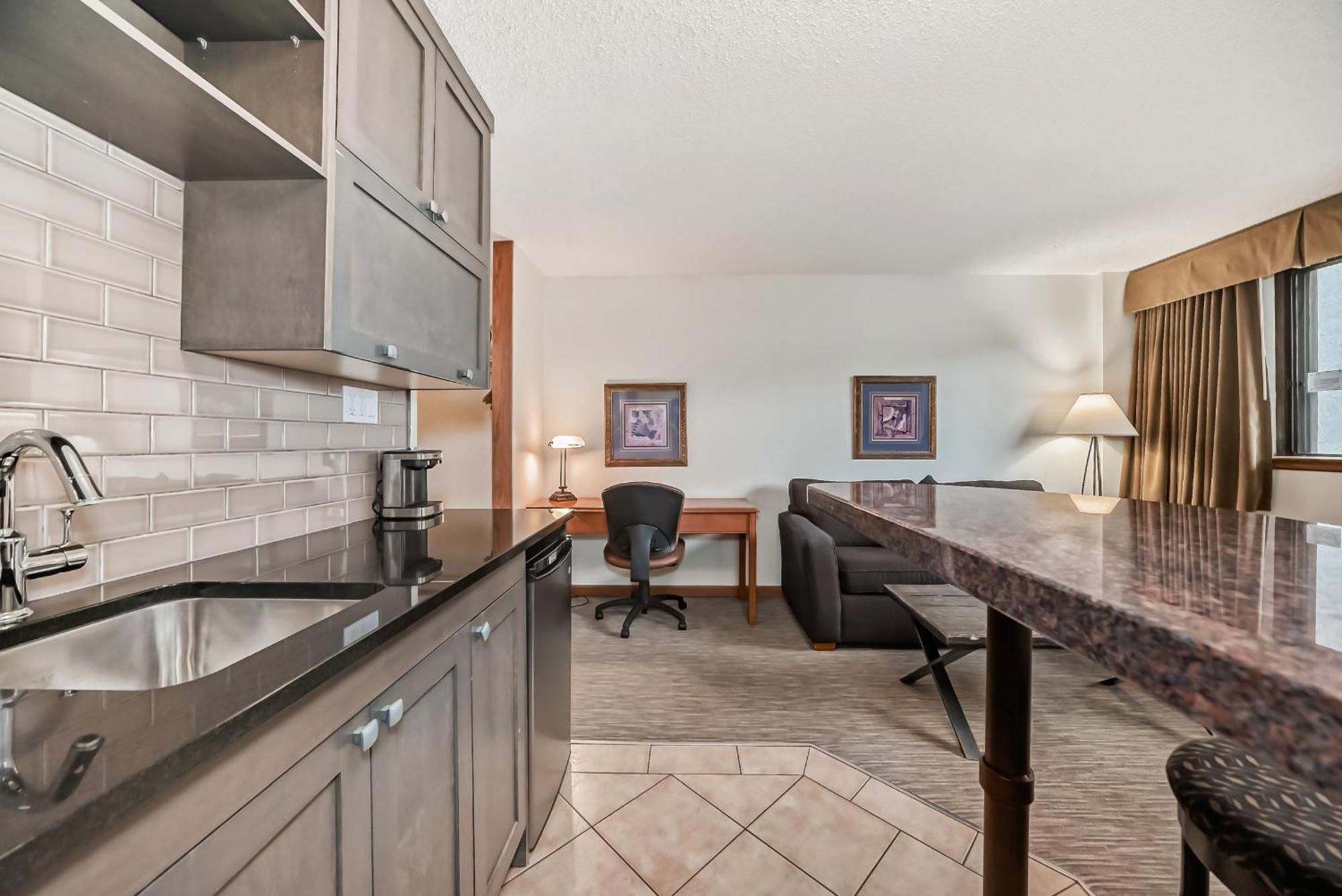 Queen Studio Kitchenette