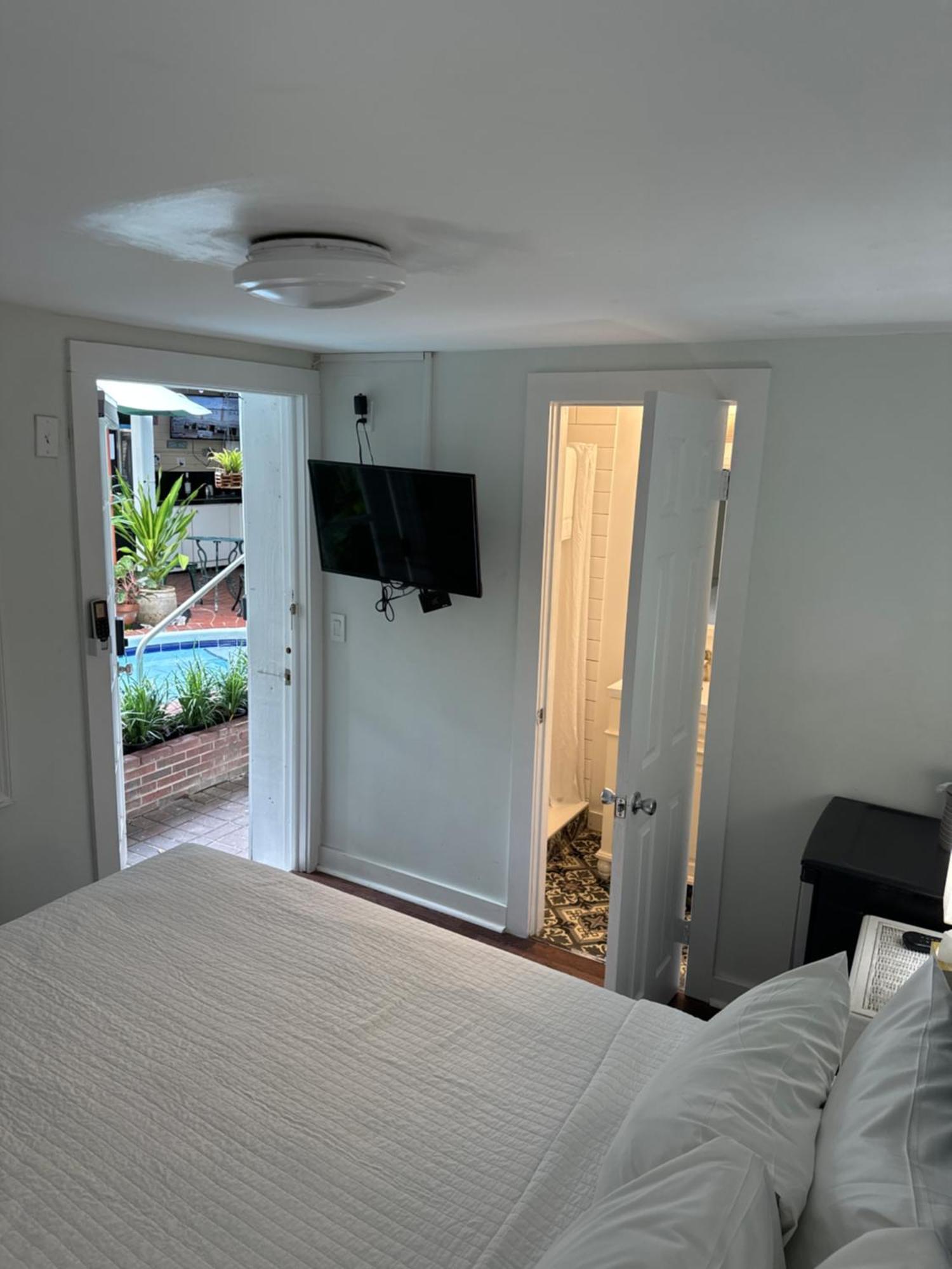 Tiny Queen Room