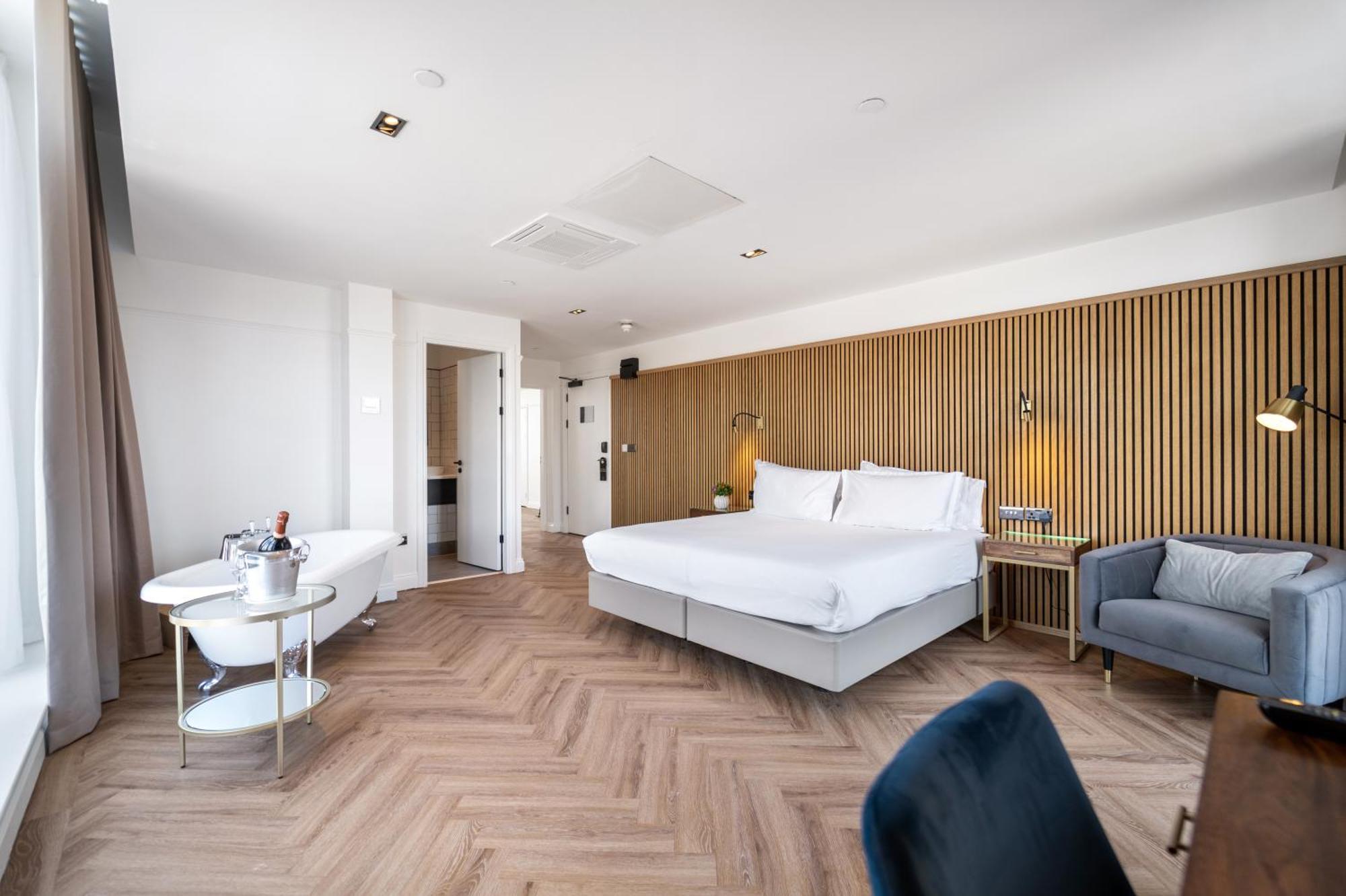 One-Bedroom Penthouse Suite with Double Bed and Terrace - City View,1617913738:JPEG