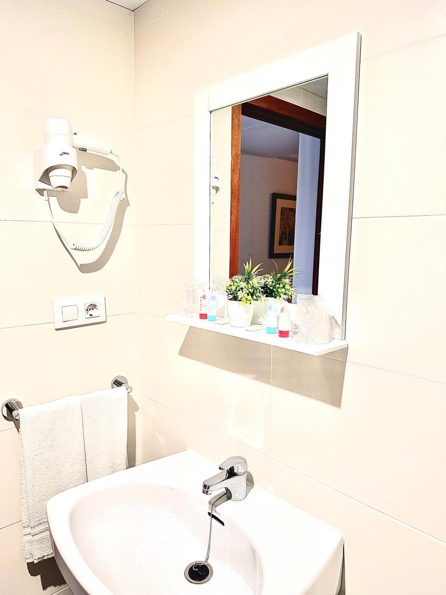 Twin Room,1618267052:JPEG