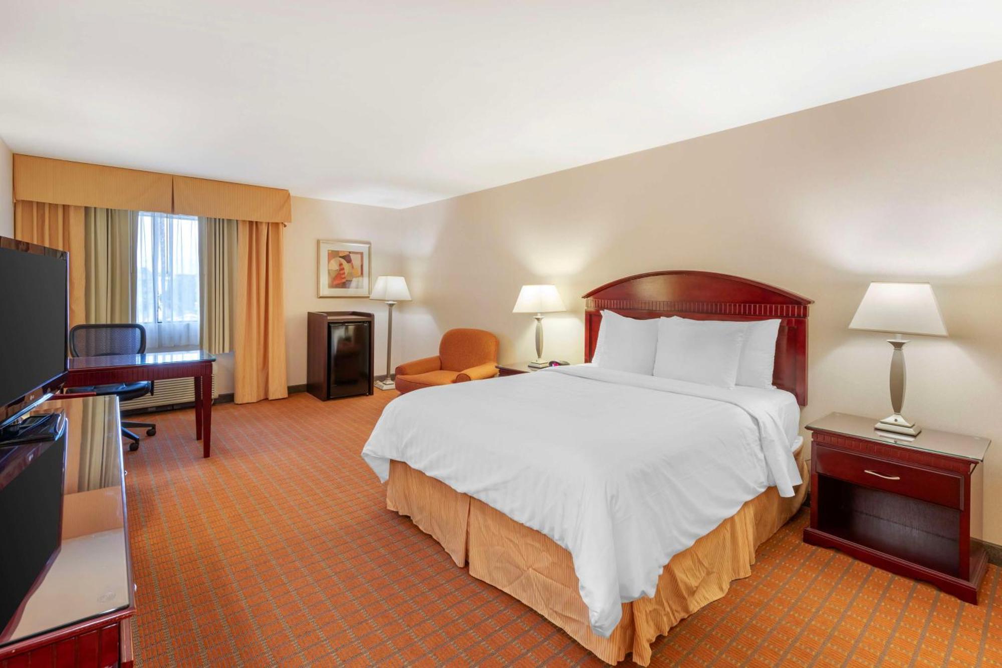 Queen Room One Queen Bed Non-Smoking