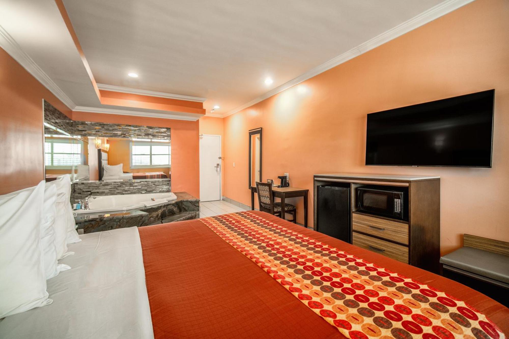King Room with Hot Tub - Non-Smoking