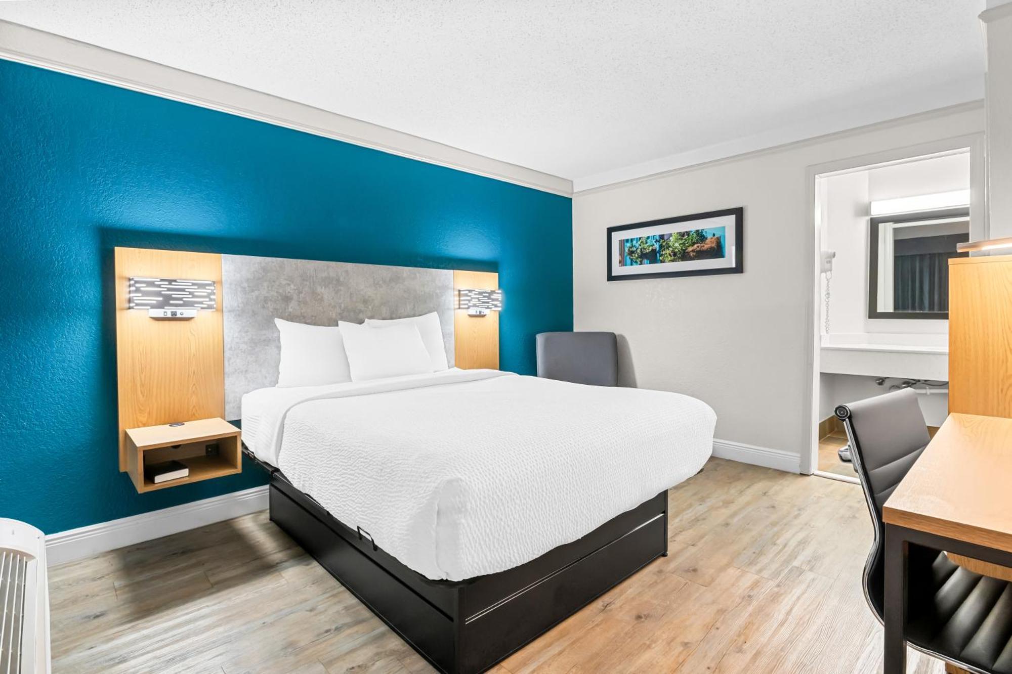Queen Room with Pool View - Non smoking