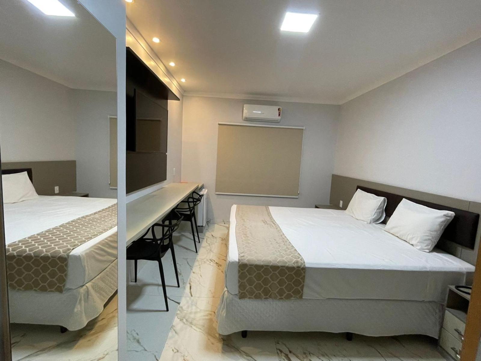 Suíte com Cama King-size e Banheira de Hidromassagem