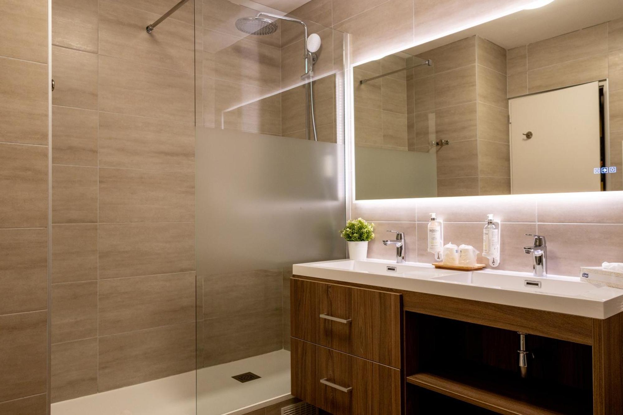 Queen-Size Superior Double Room