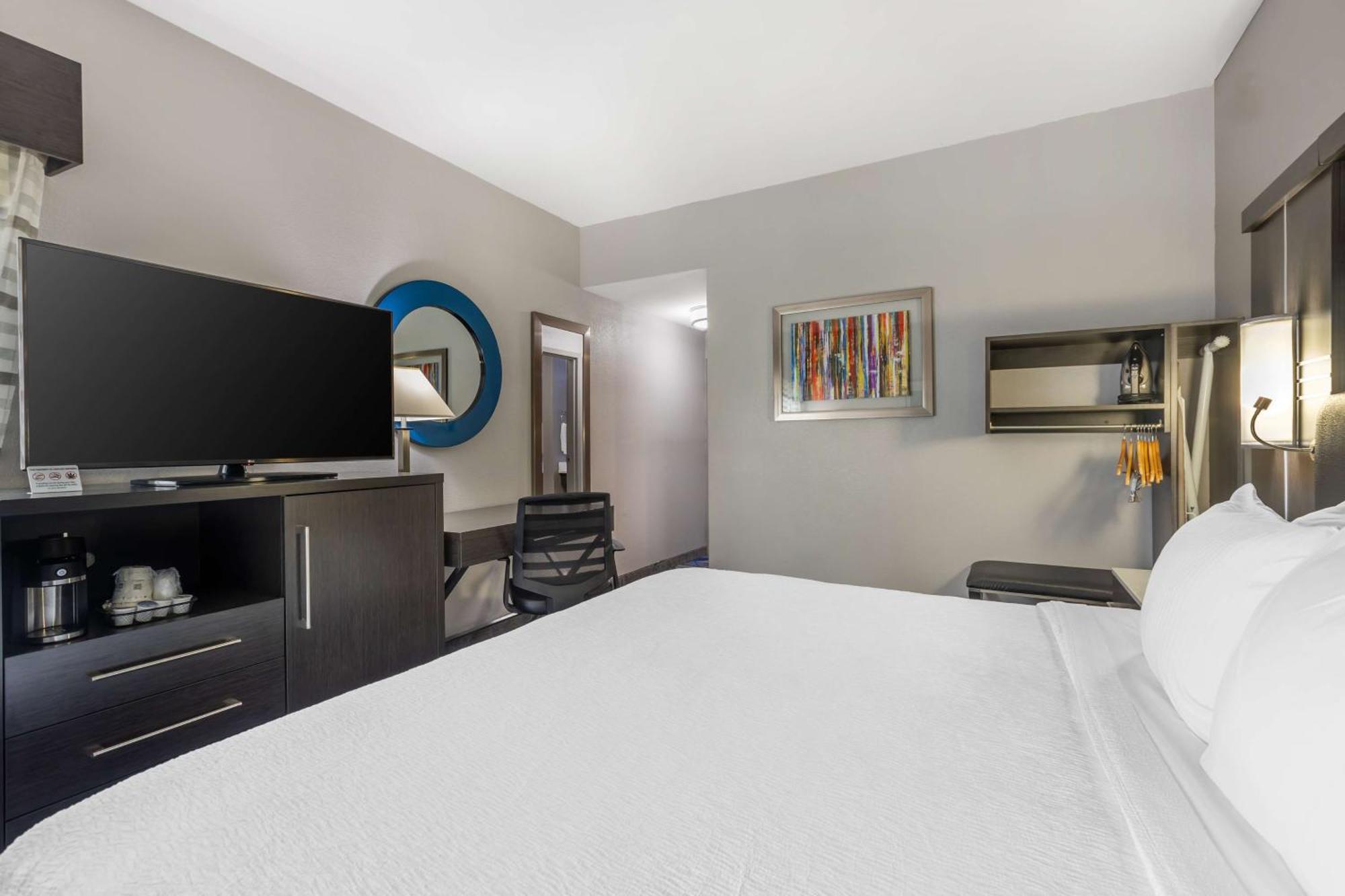 King Room with Roll-in Shower - Disability Access/Non-Smoking