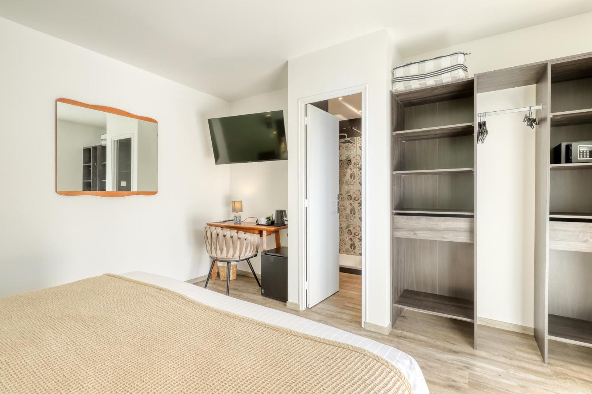 Superior Triple Room Balcony Partial Sea View