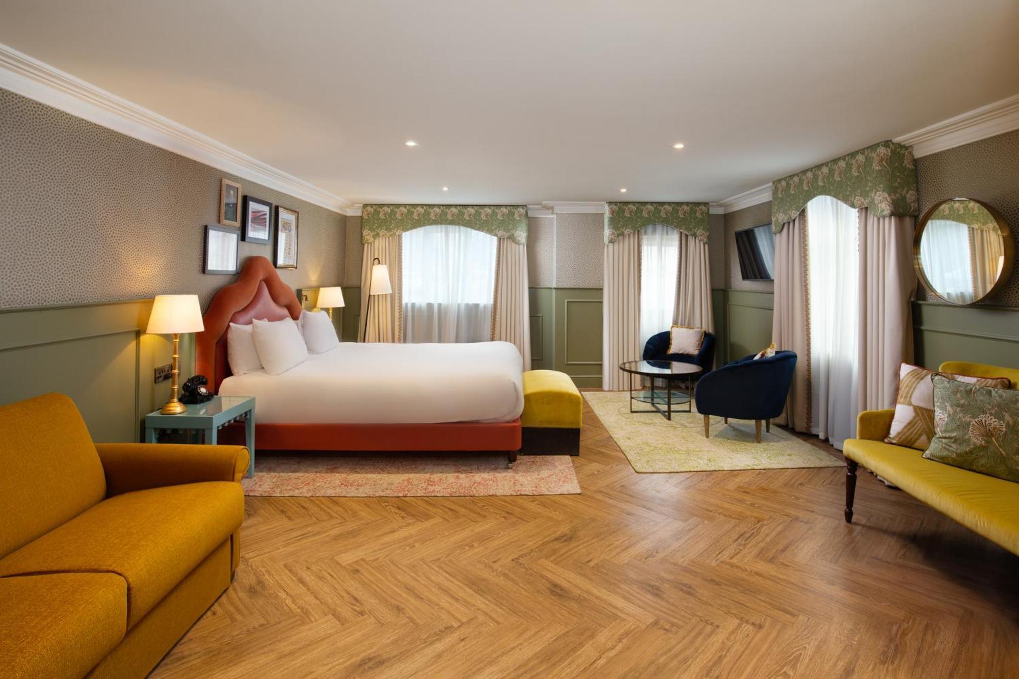 George Walton Junior King Suite