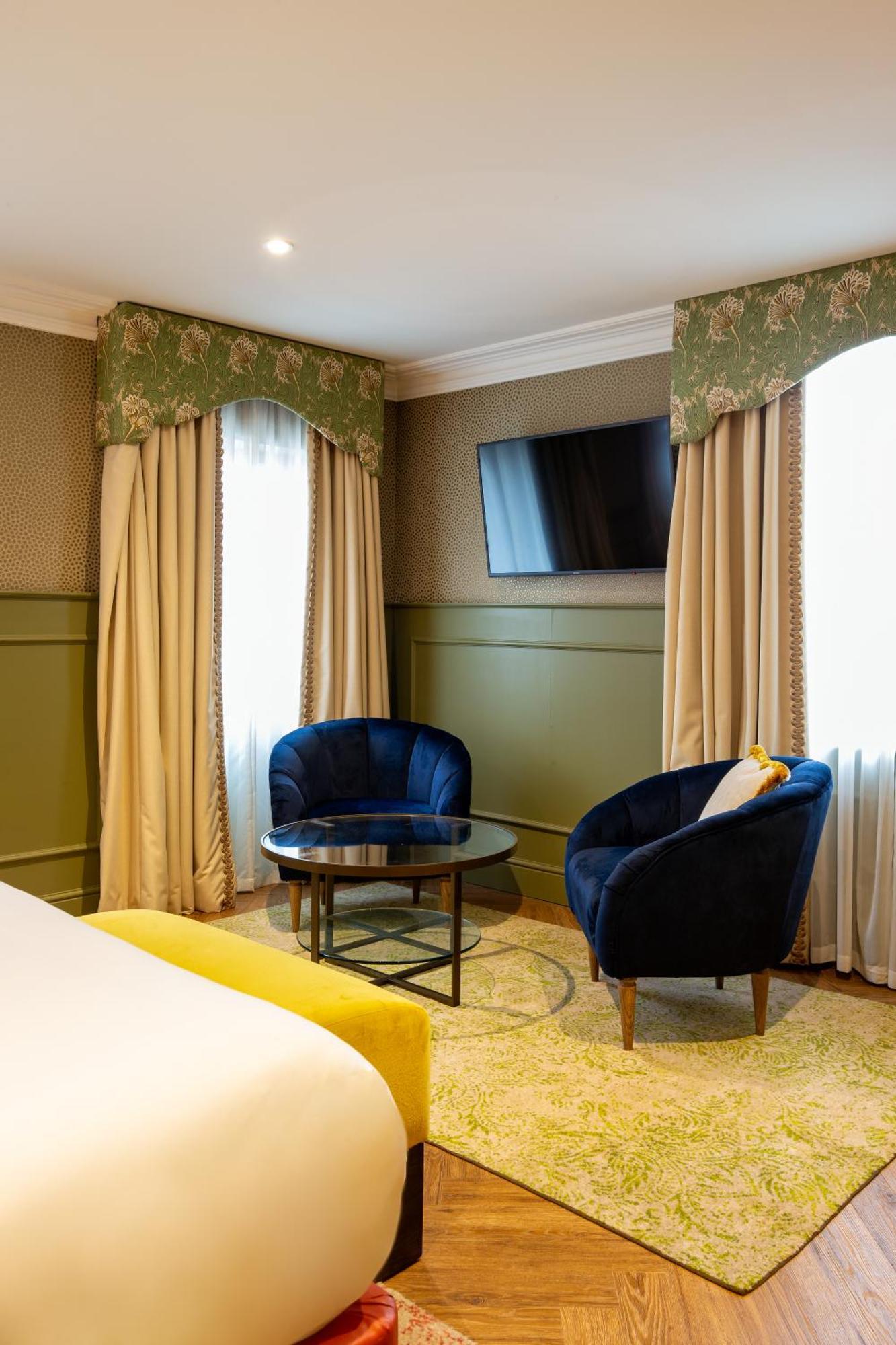George Walton Junior King Suite