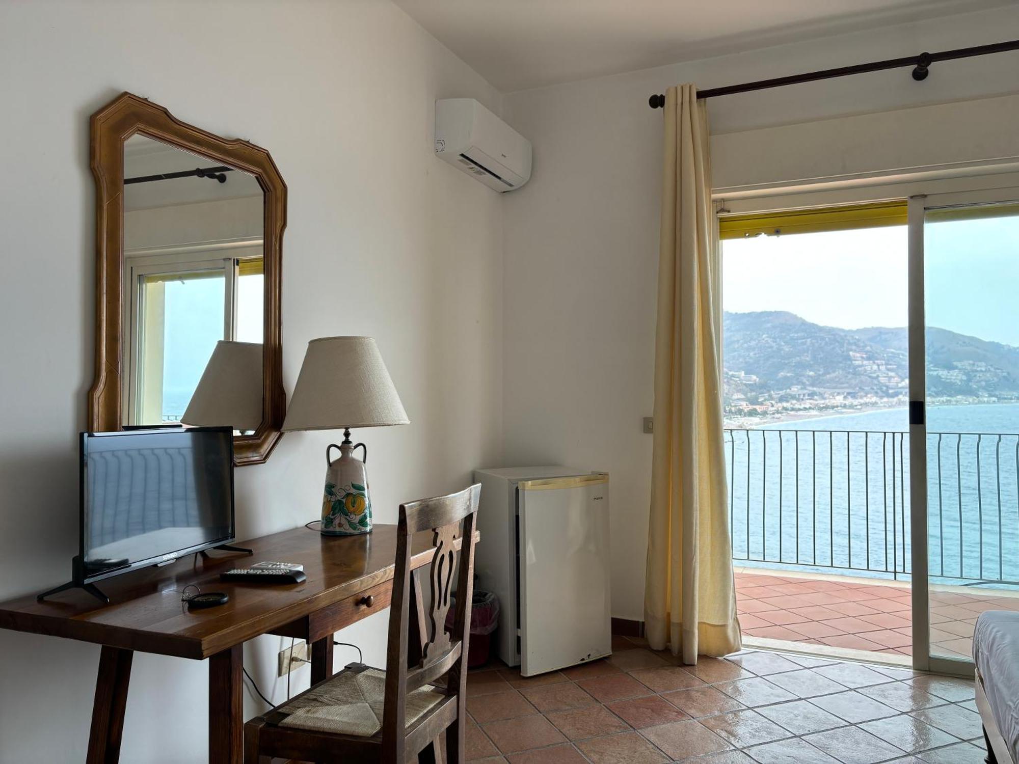 Double or Twin Room Sea View