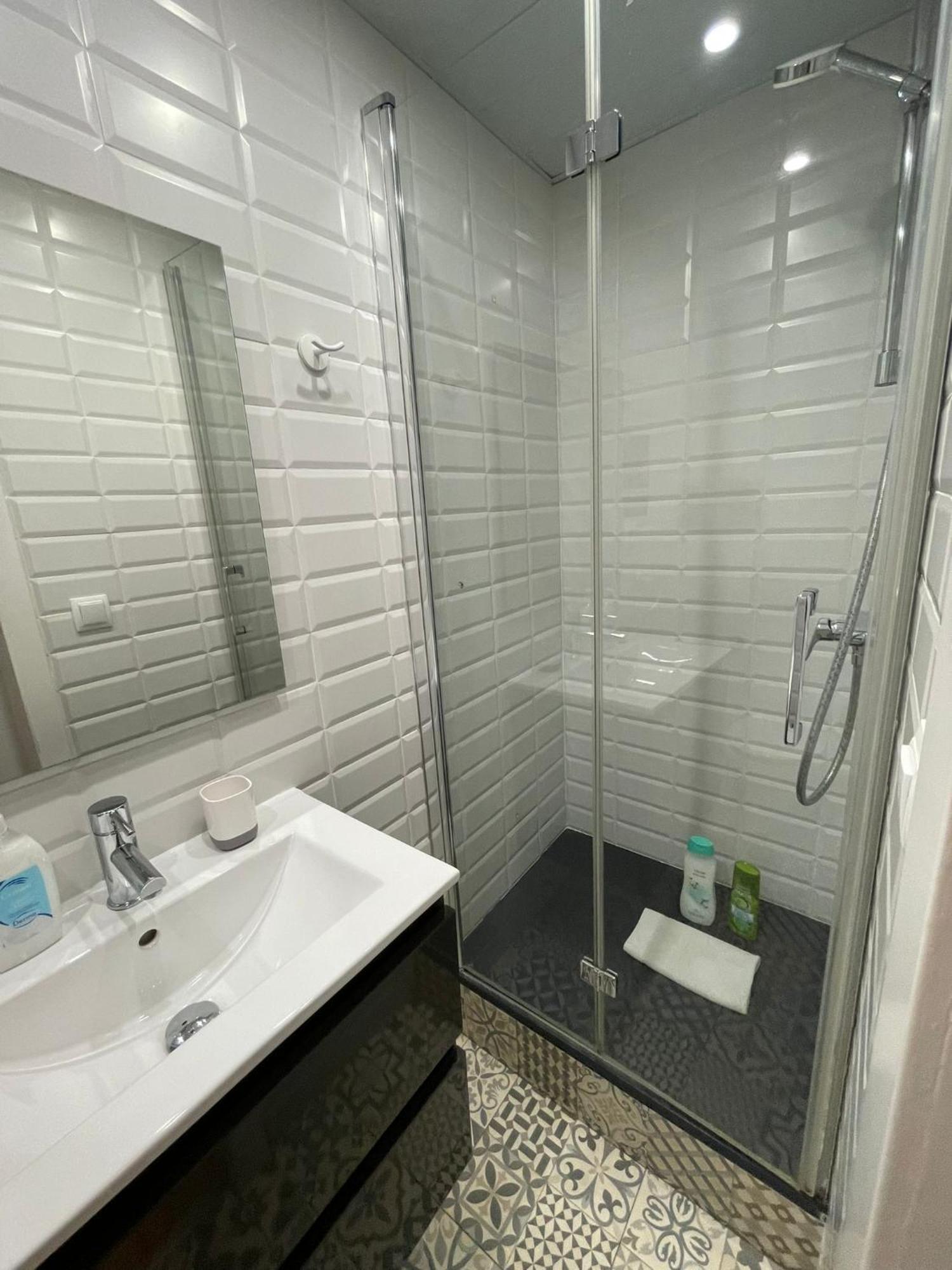 Standard Single Room Shower