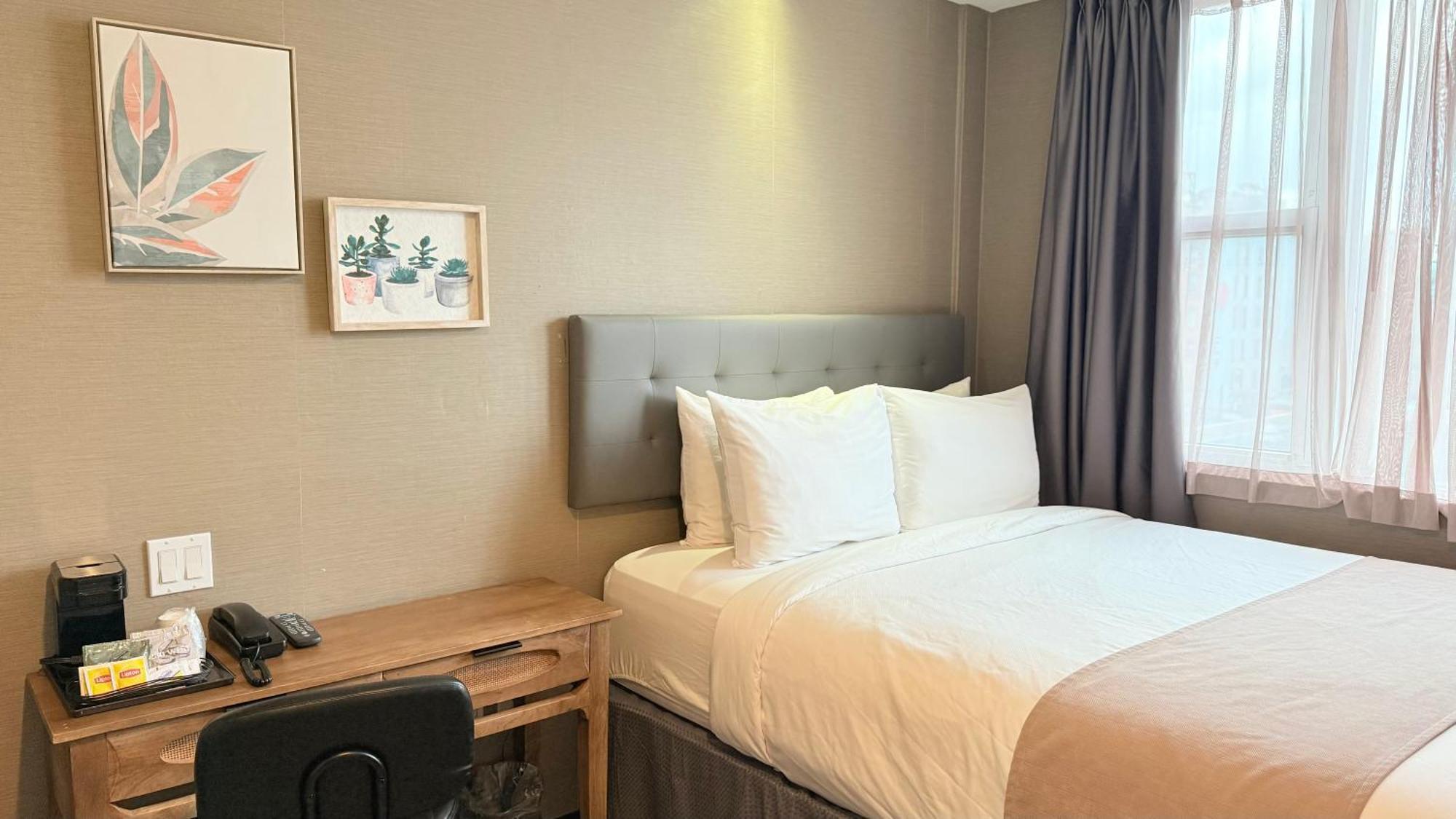 Standard Queen Room